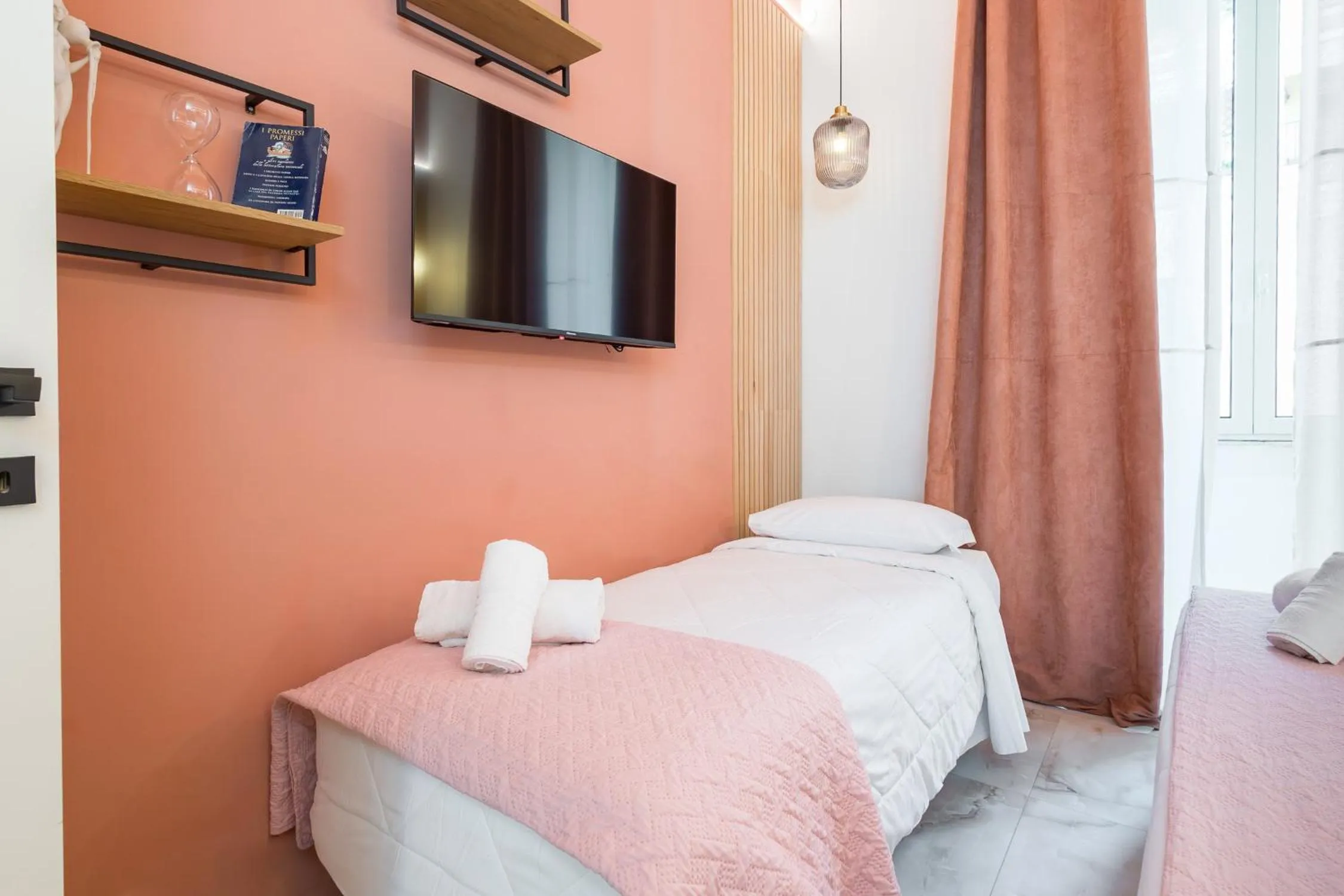 Bed in DrsRome - Roman's Ruins Colosseum