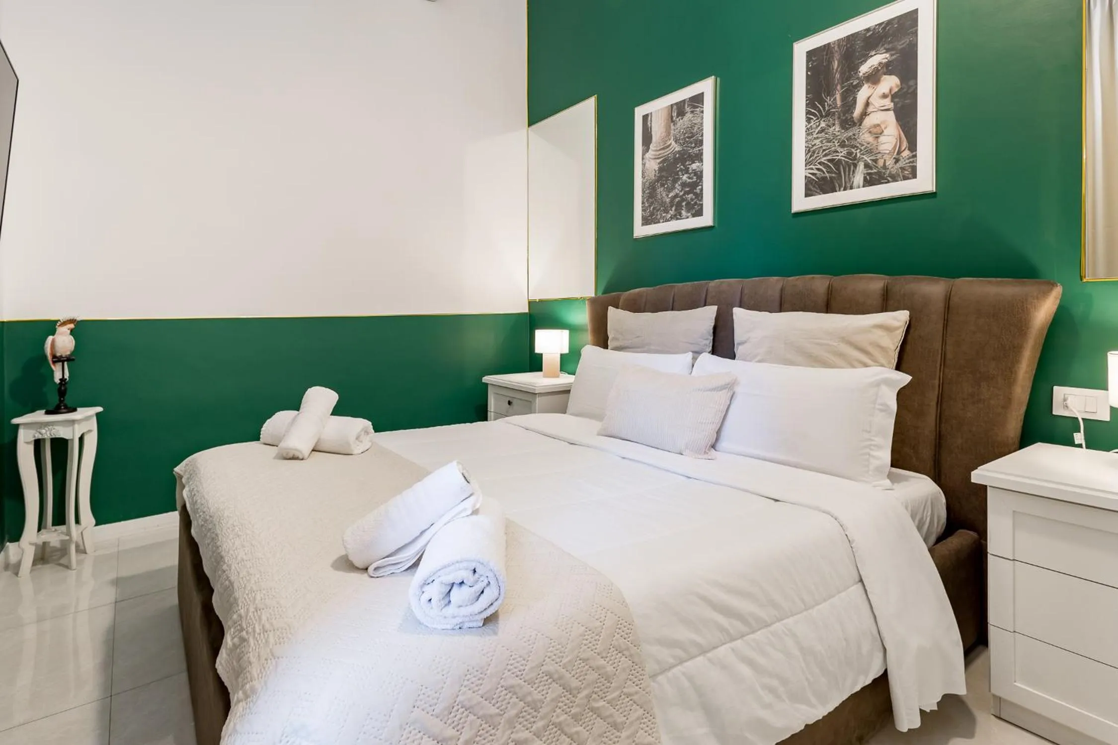 Bed in DrsRome - Roman's Ruins Colosseum