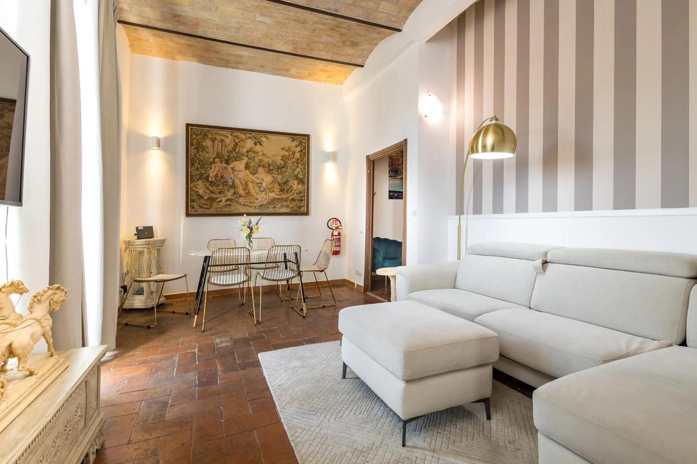 Communal lounge/ TV room in DrsRome - Roman's Ruins Colosseum