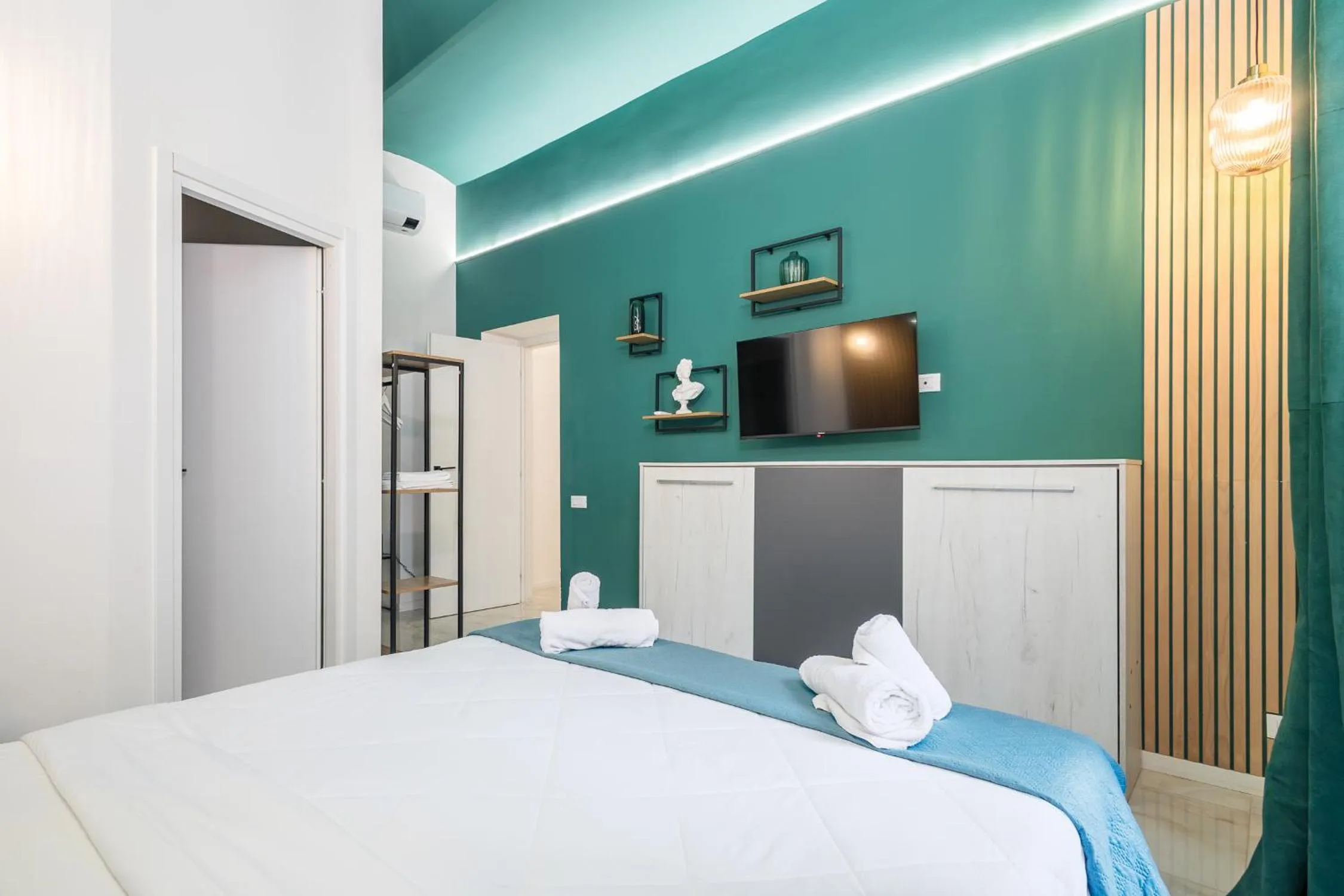 Bedroom, Bed in DrsRome - Roman's Ruins Colosseum