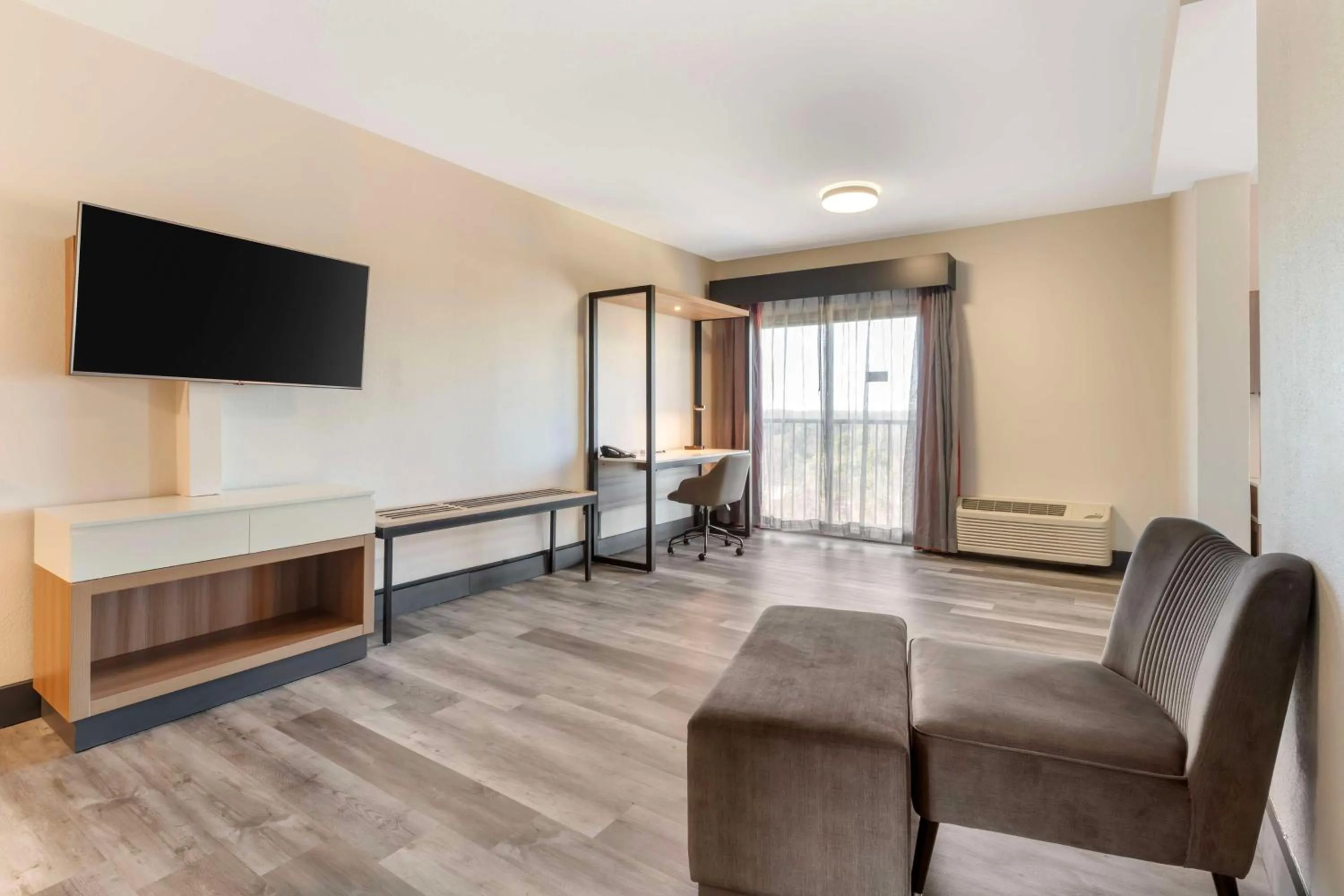 Bedroom in Best Western Plus Atlanta Airport East