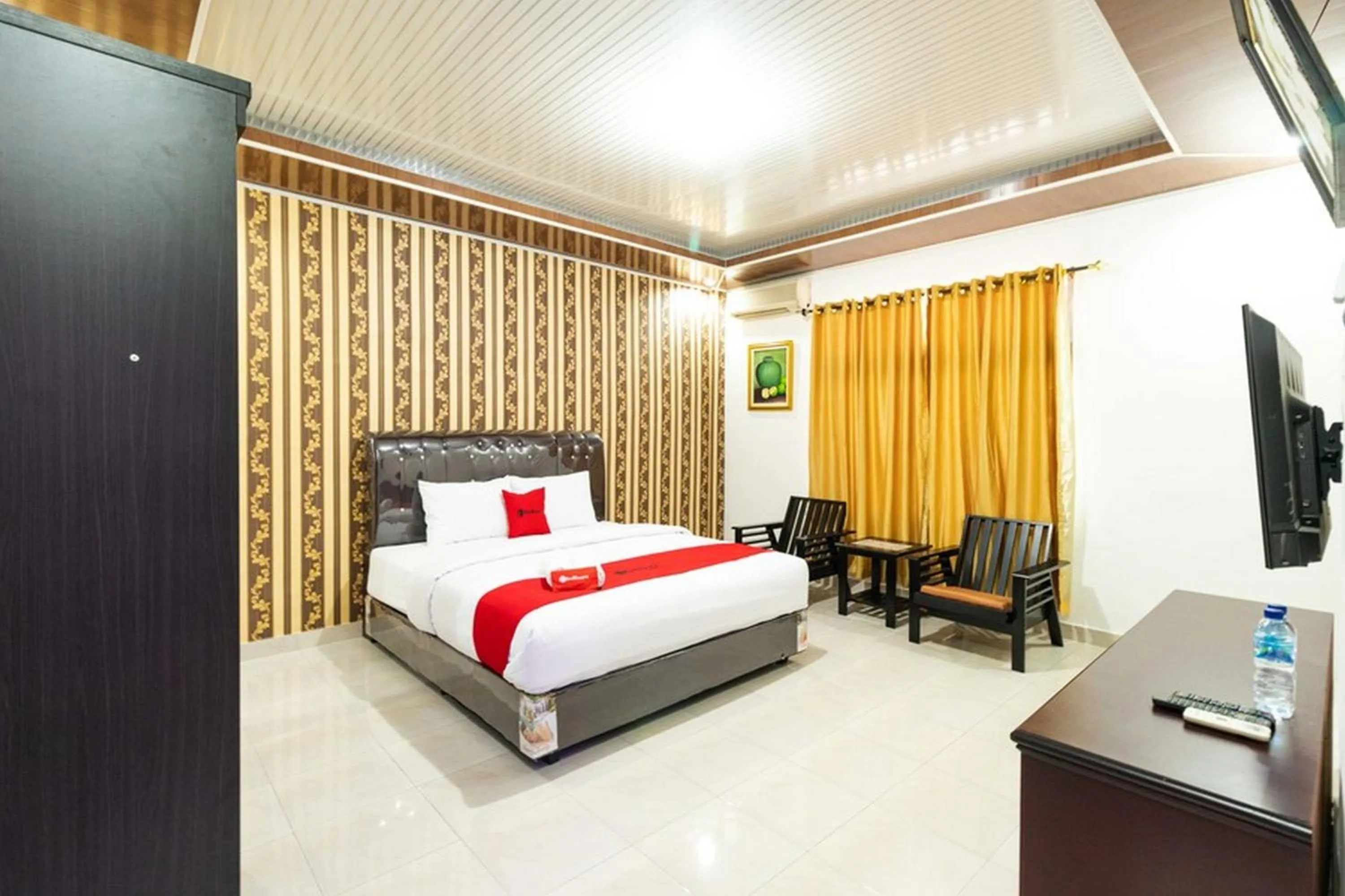 Bed in RedDoorz Plus near Universitas Methodist Medan