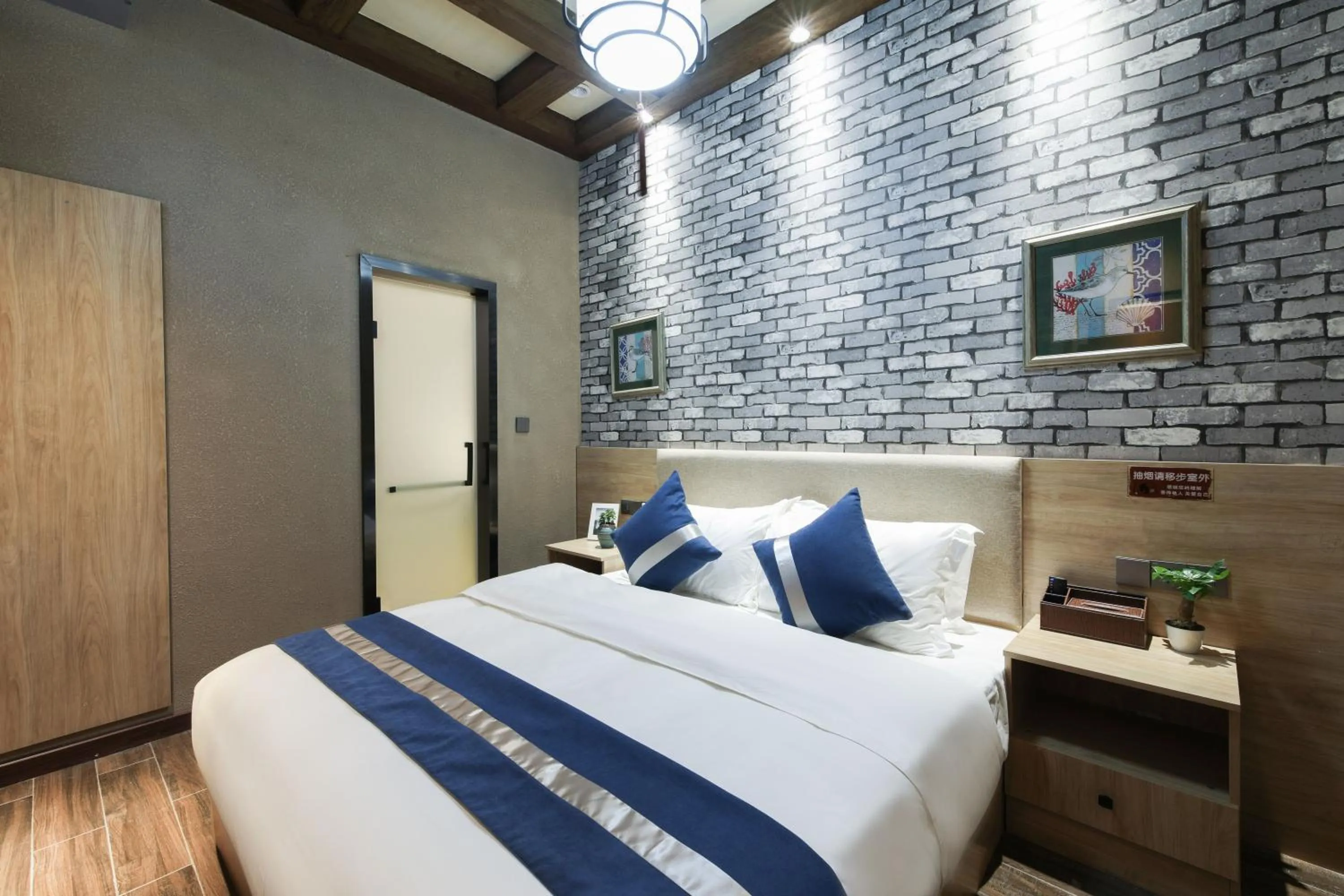 Bed in Zou Qu Ye Travel Hotel