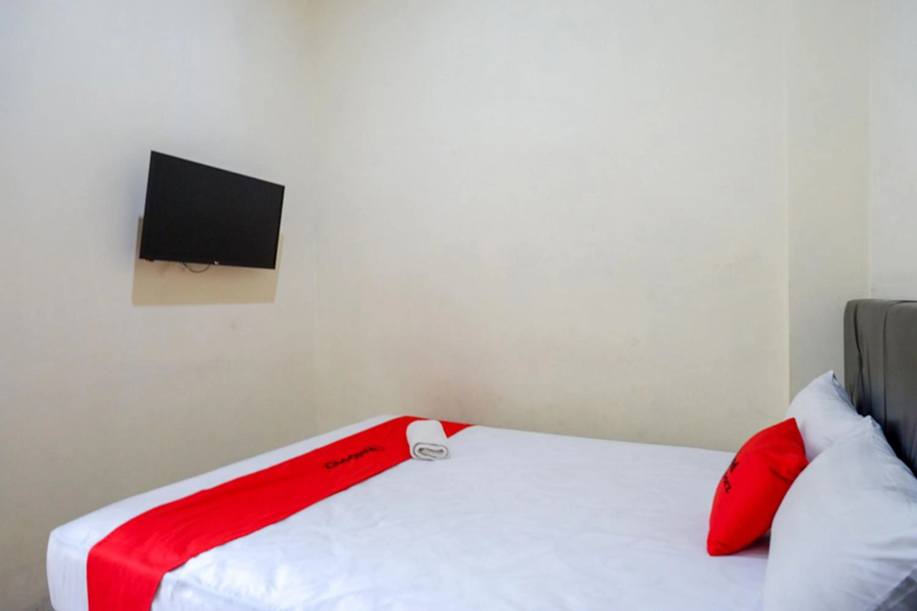 Bedroom, Bed in RedDoorz Syariah near Purwosari Train Station