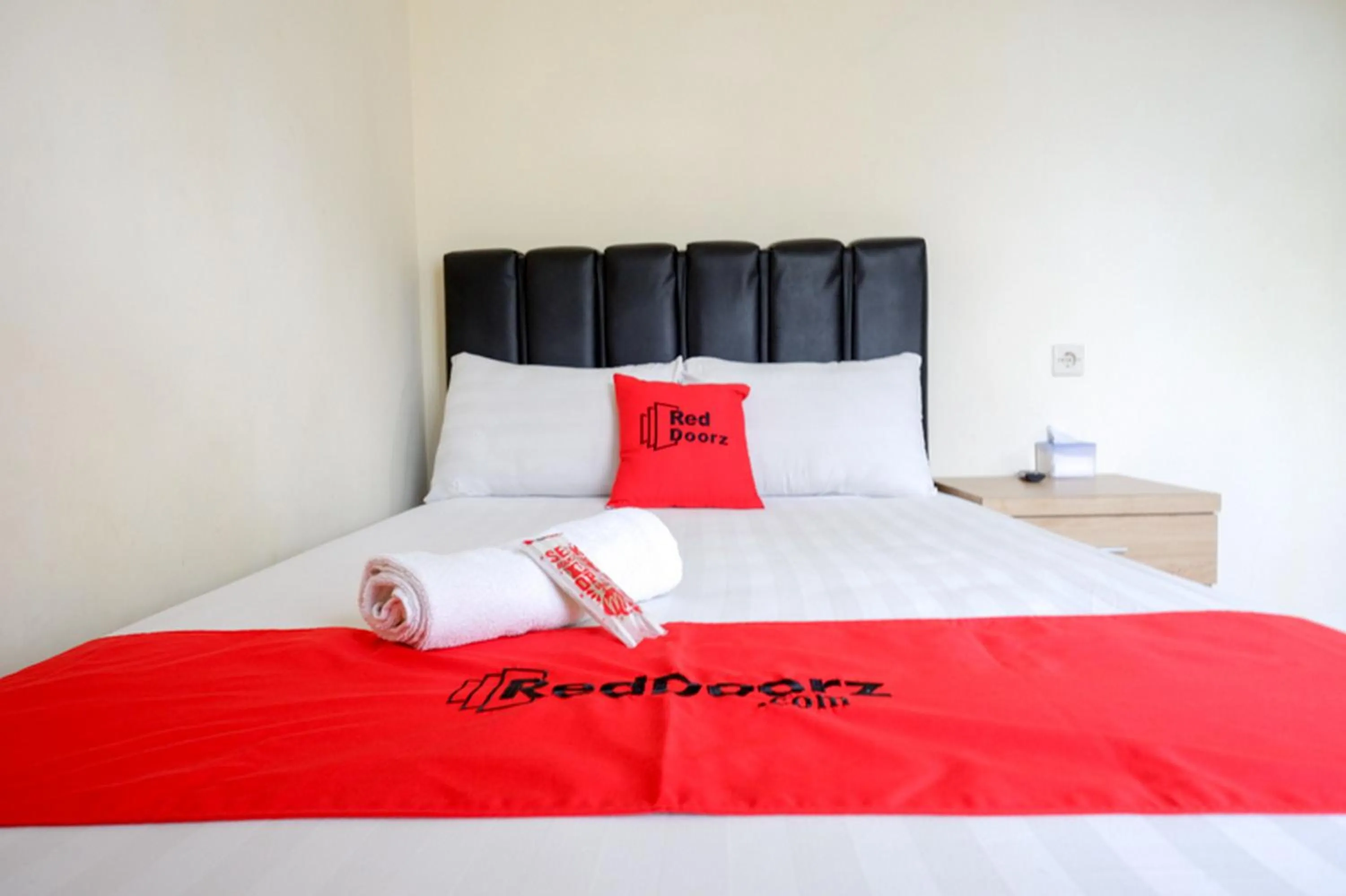 Bedroom, Bed in RedDoorz Syariah near Purwosari Train Station