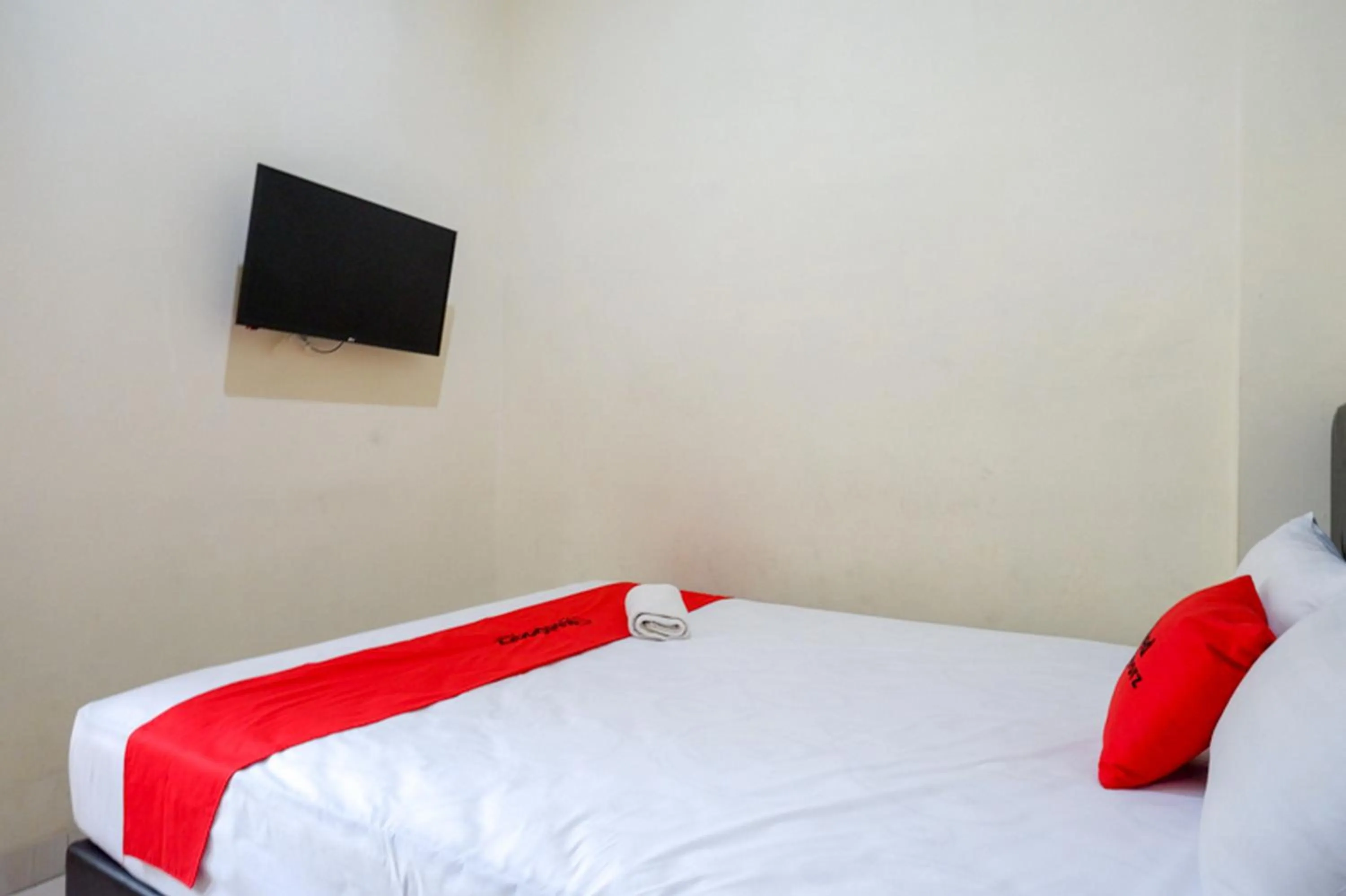 Bedroom, Bed in RedDoorz Syariah near Purwosari Train Station