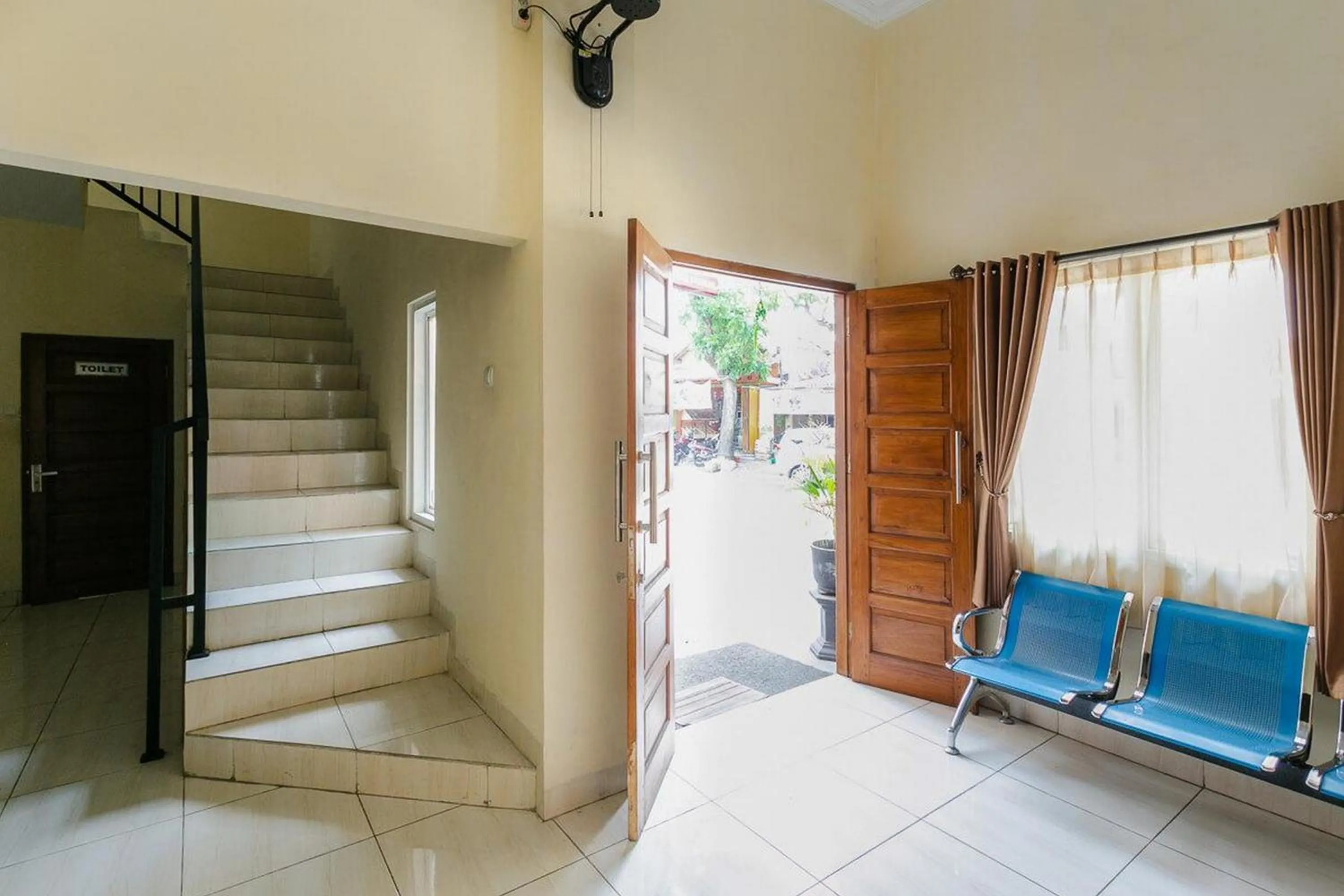 Seating area in RedDoorz Syariah near Purwosari Train Station