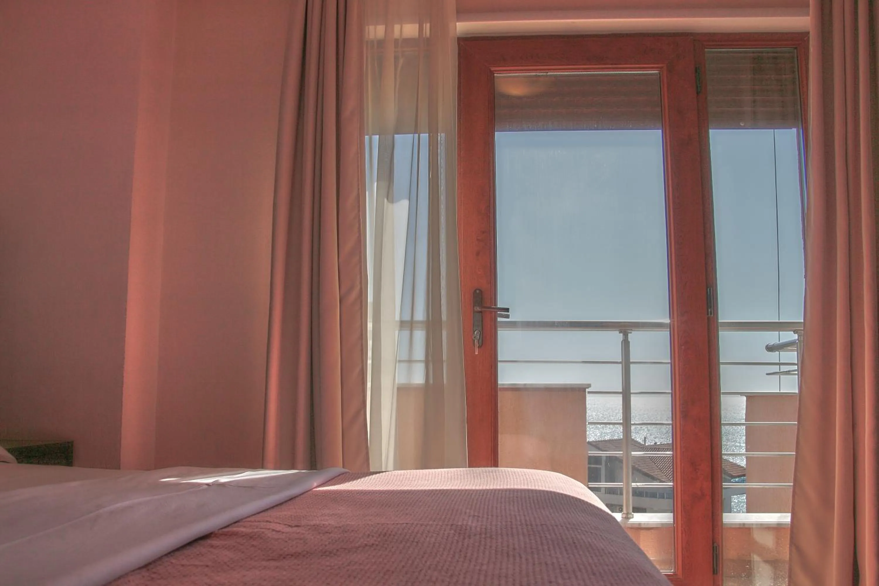 Shower, Bed in Hotel Nais Beach