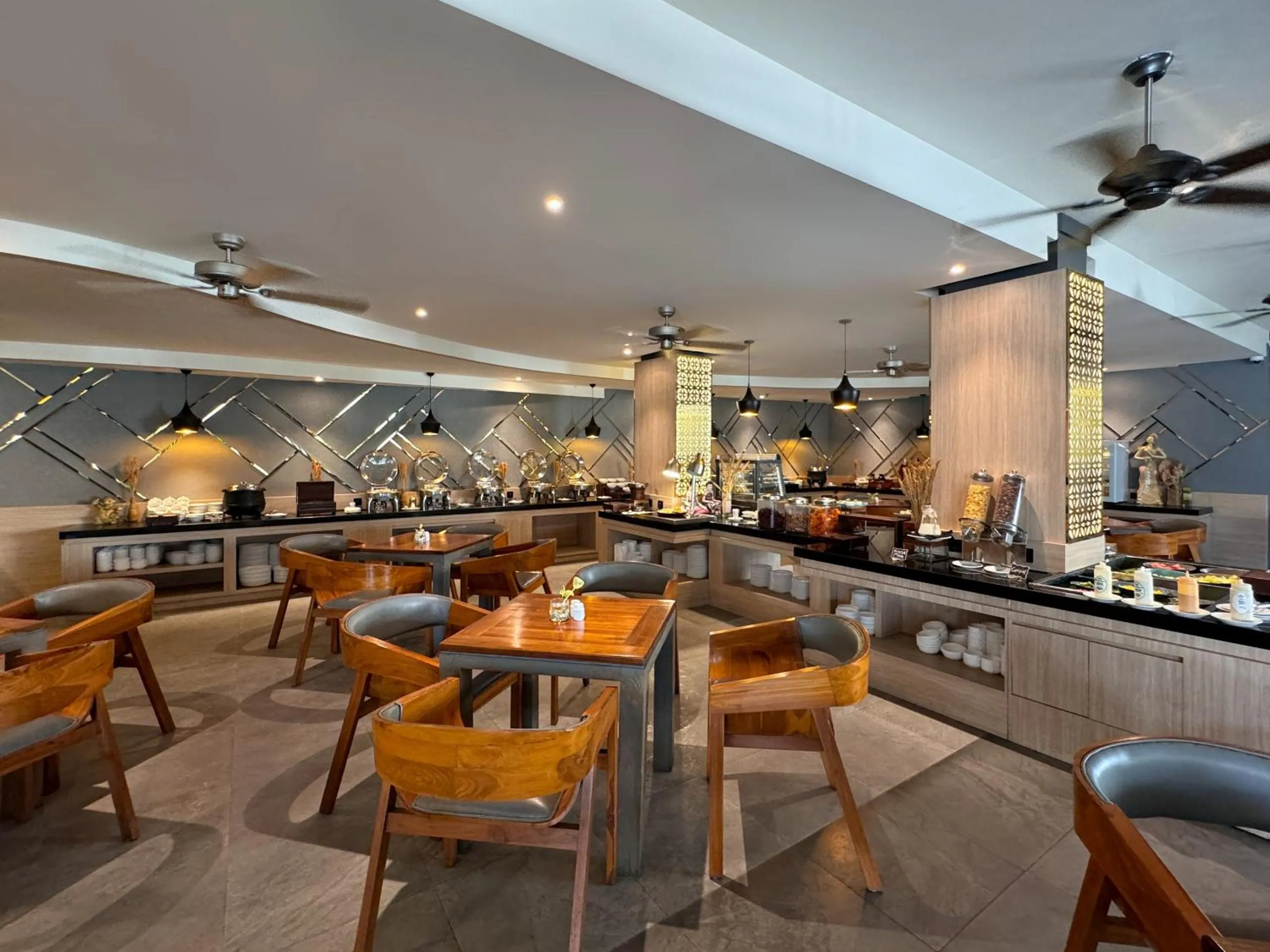Restaurant/places to eat in Aveon Hotel Yogyakarta by Daphna Management