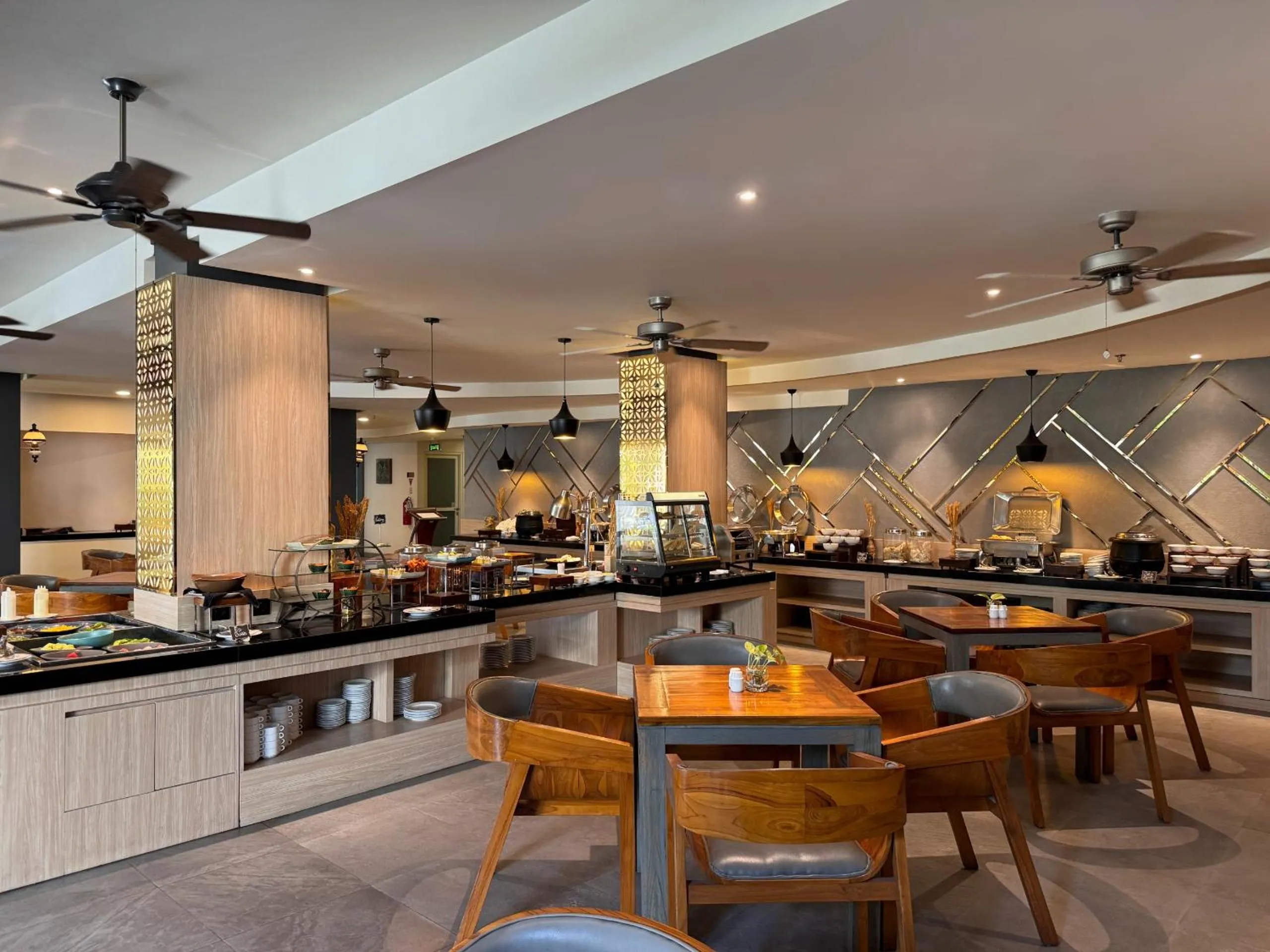 Restaurant/places to eat in Aveon Hotel Yogyakarta by Daphna Management