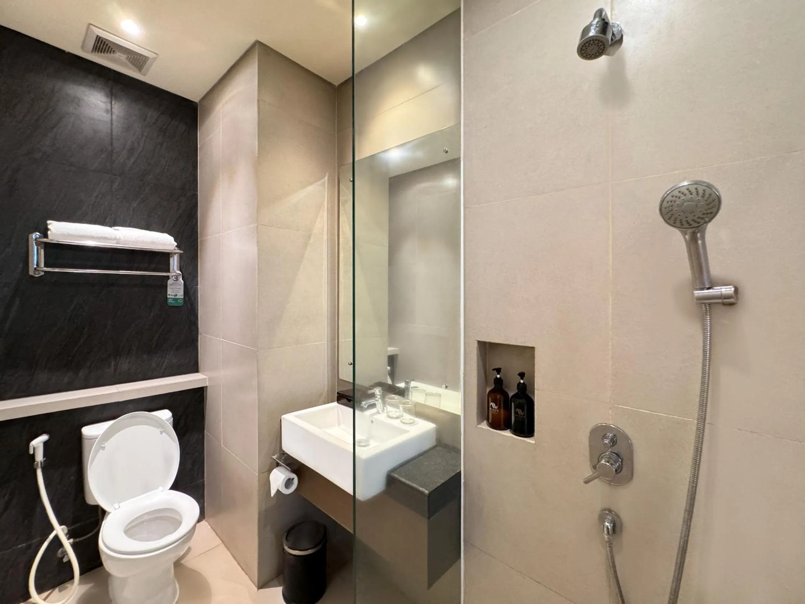 Shower in Aveon Hotel Yogyakarta by Daphna Management