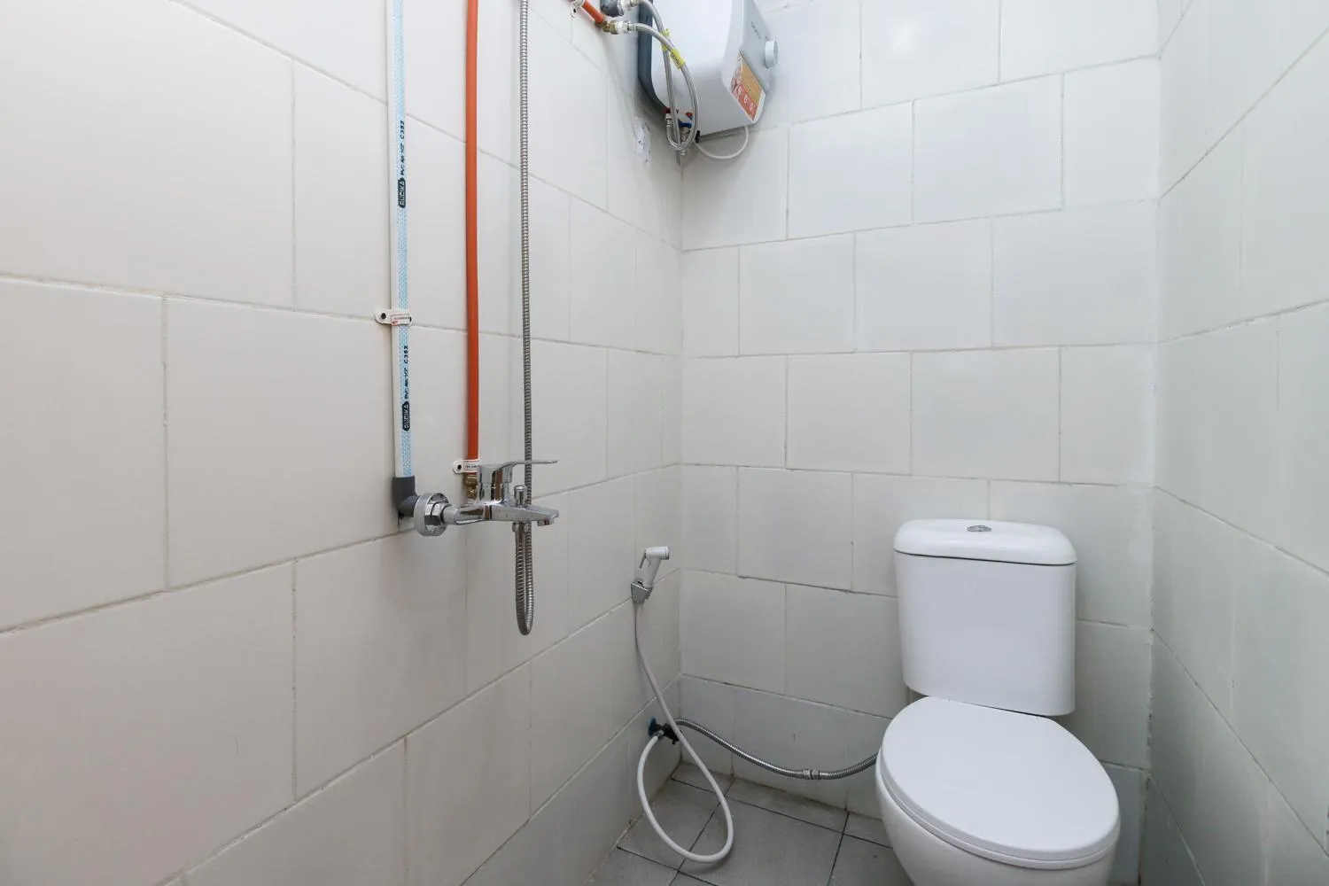 Bathroom in RedDoorz near Riau Junction Mall 2