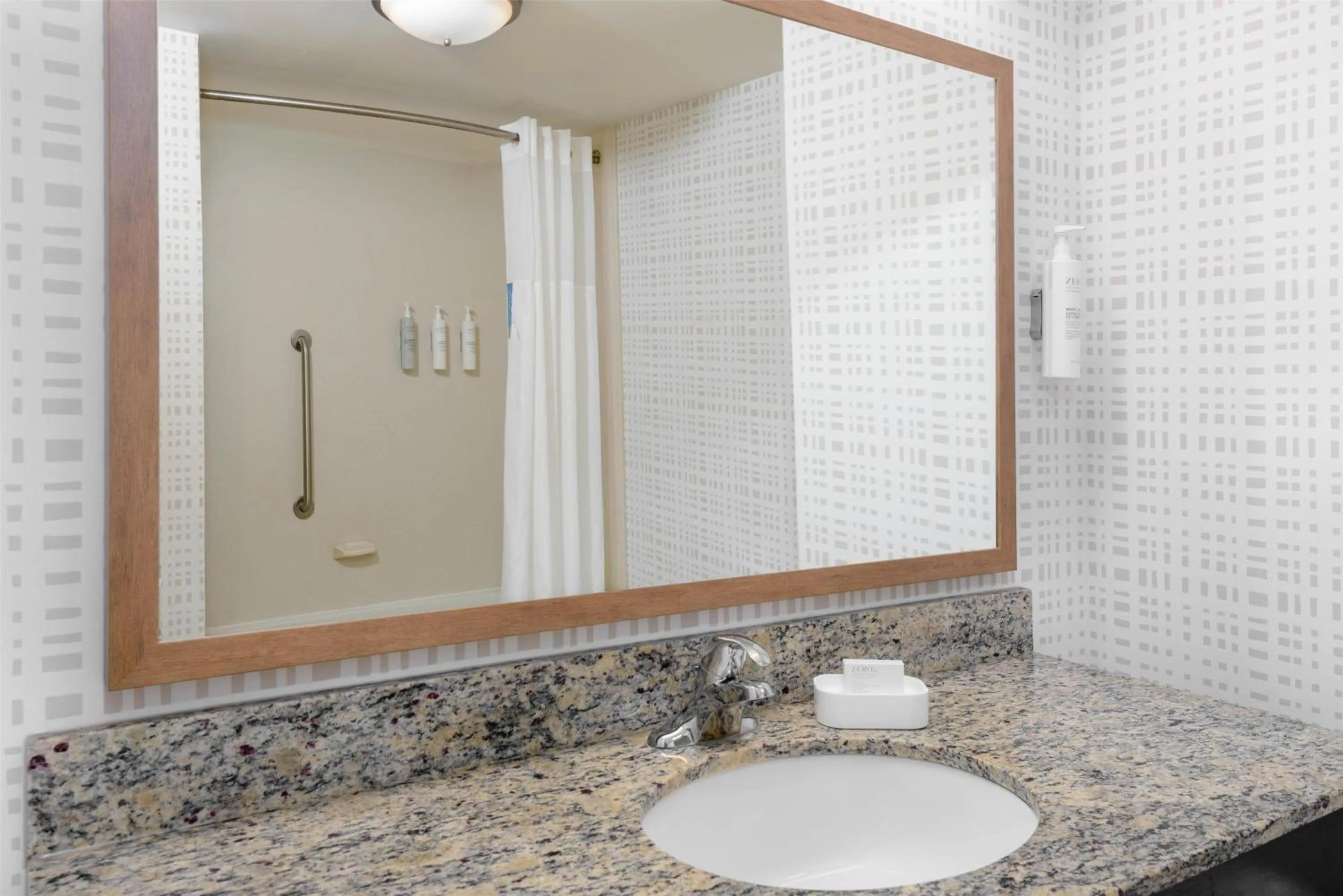 Bathroom in Hampton Inn & Suites Pensacola/Gulf Breeze