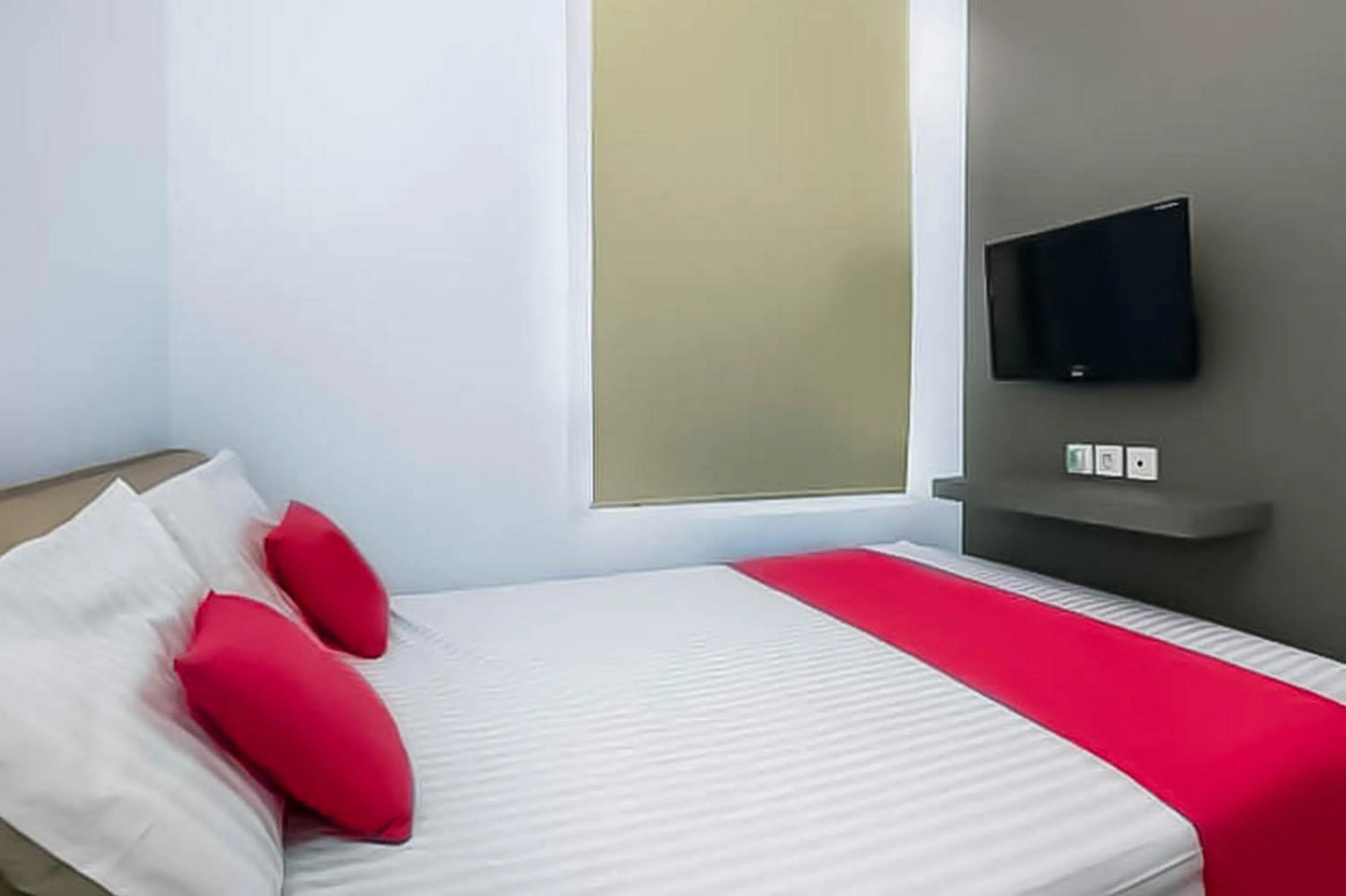 Bed in RedDoorz Near Stasiun Lawang