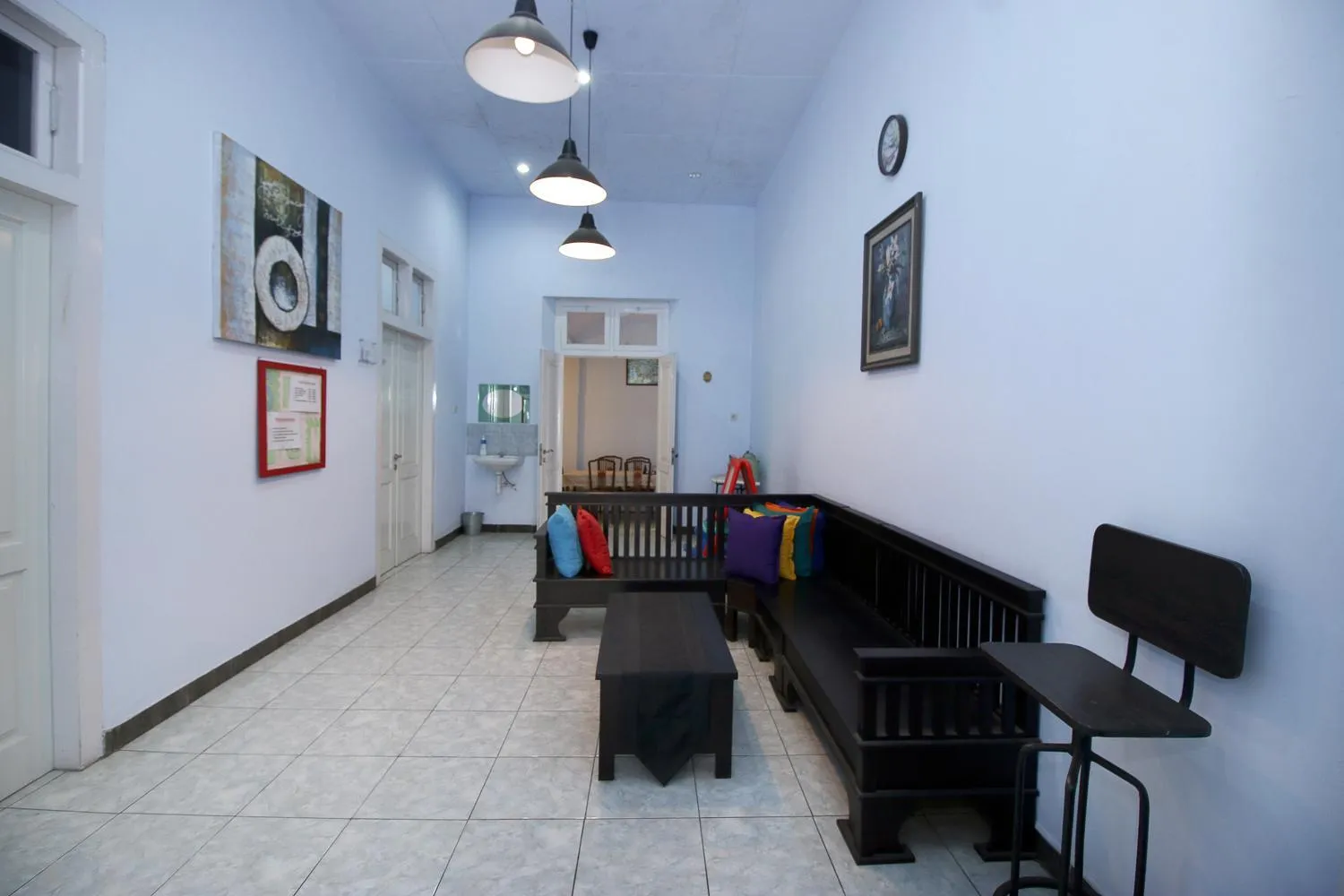 Seating area in RedDoorz Near Stasiun Lawang