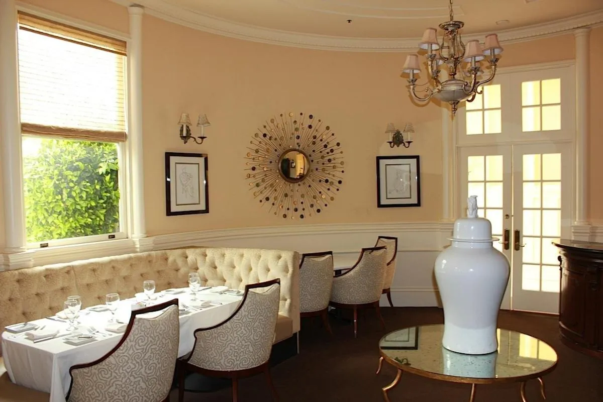 Restaurant/places to eat in Hotel Majestic