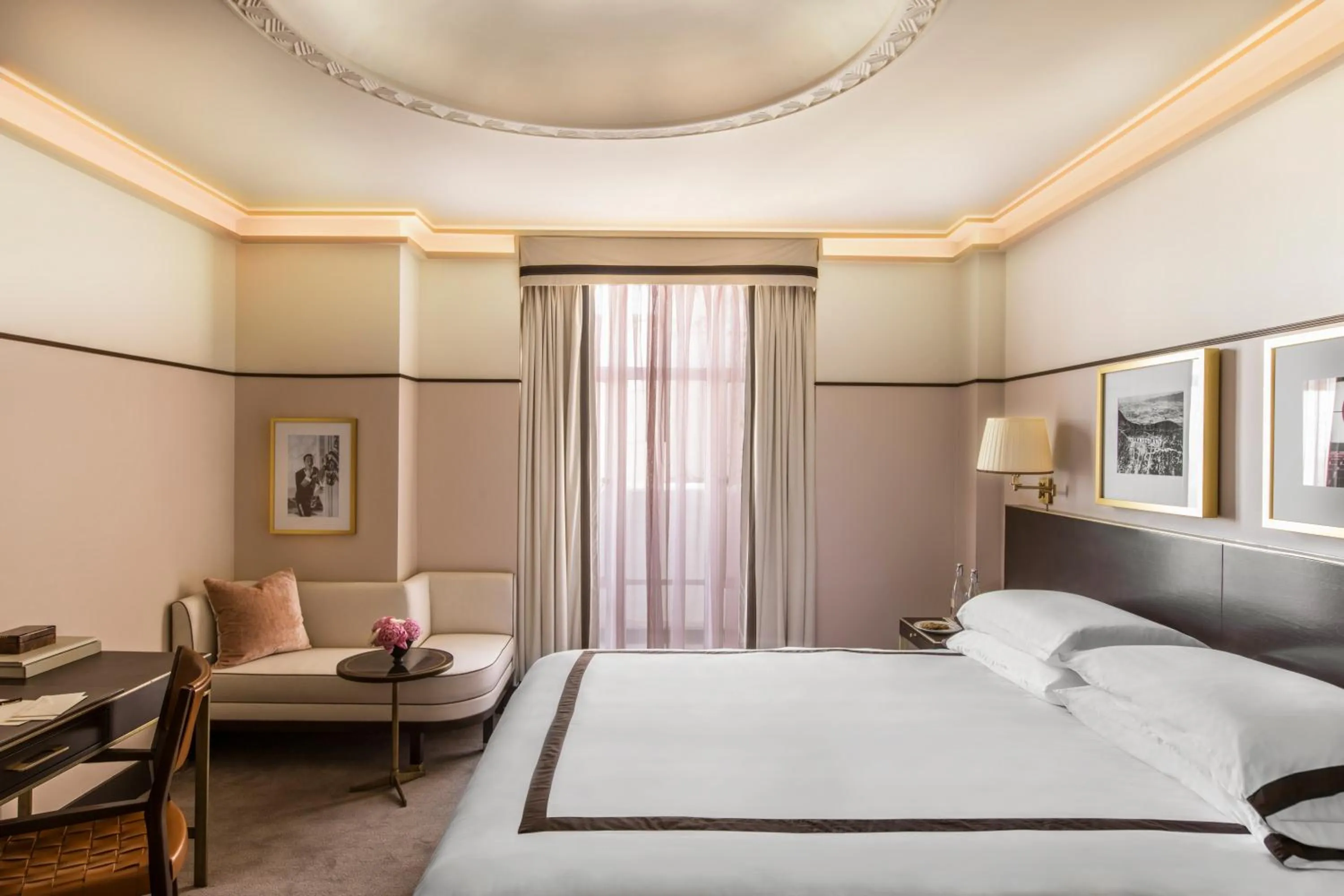 Seating area, Bed in Sunset Tower Hotel