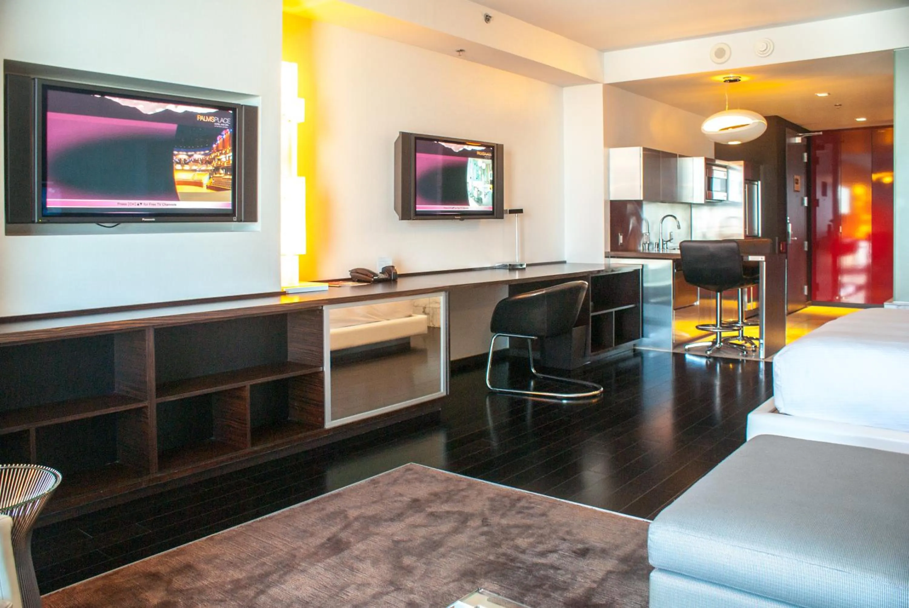 TV and multimedia in Palms Place Hotel and Spa