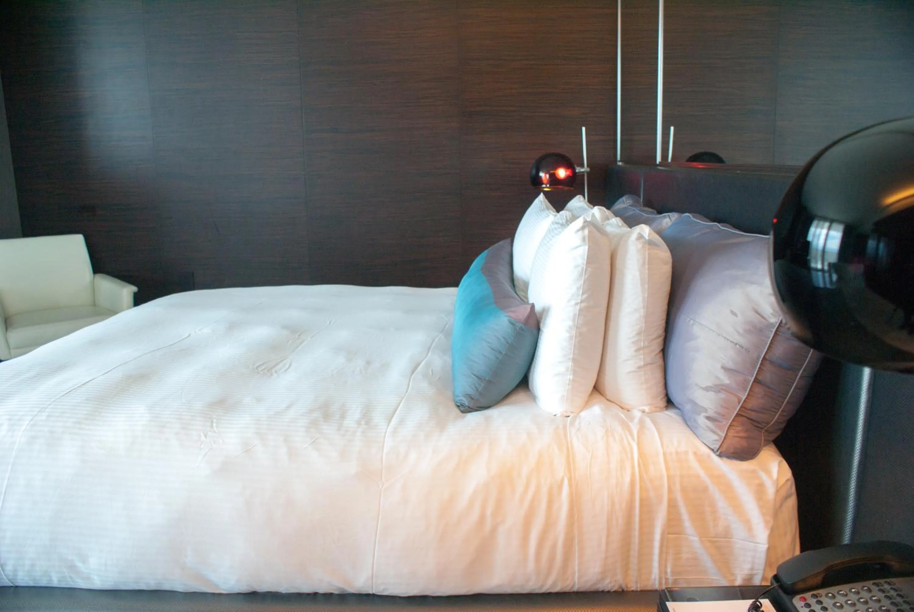 Bed in Palms Place Hotel and Spa