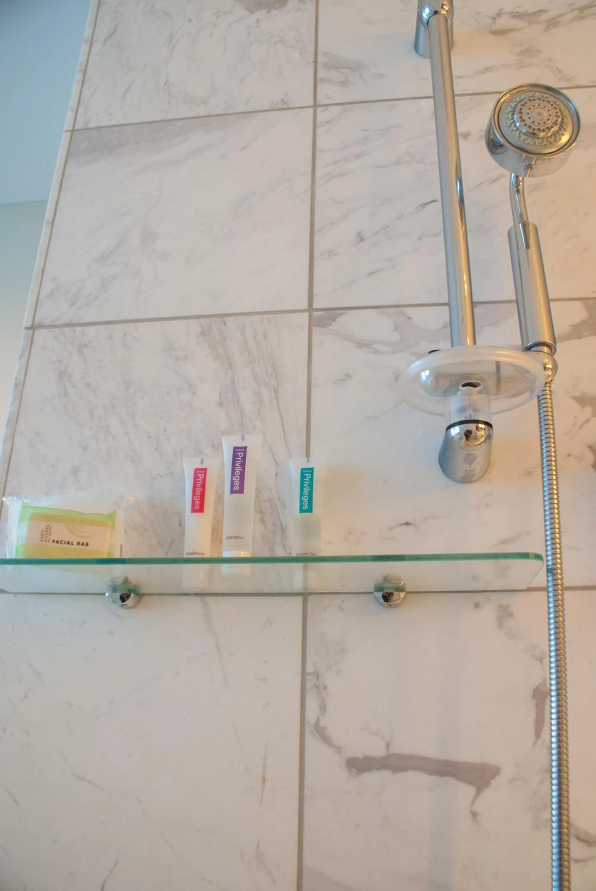 Shower in Palms Place Hotel and Spa