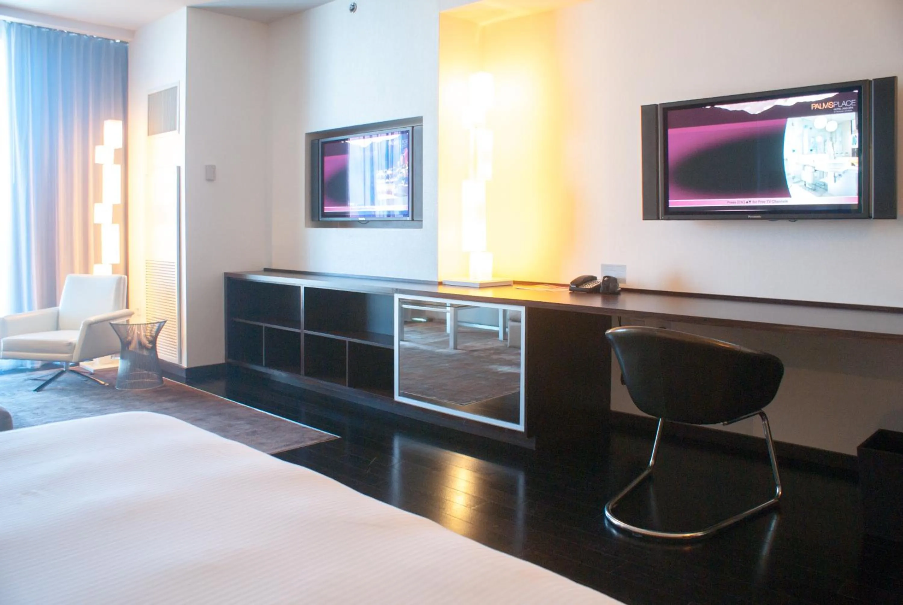 TV and multimedia, Bed in Palms Place Hotel and Spa