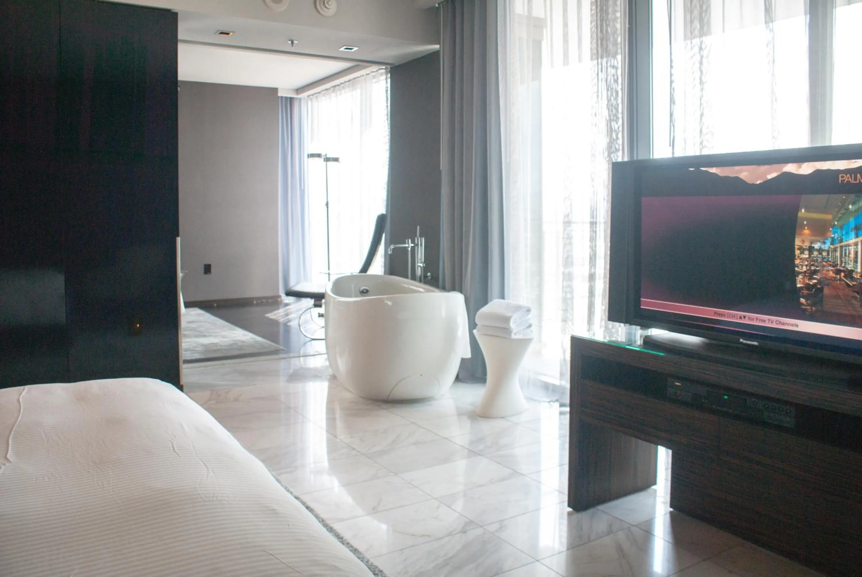 TV and multimedia in Palms Place Hotel and Spa