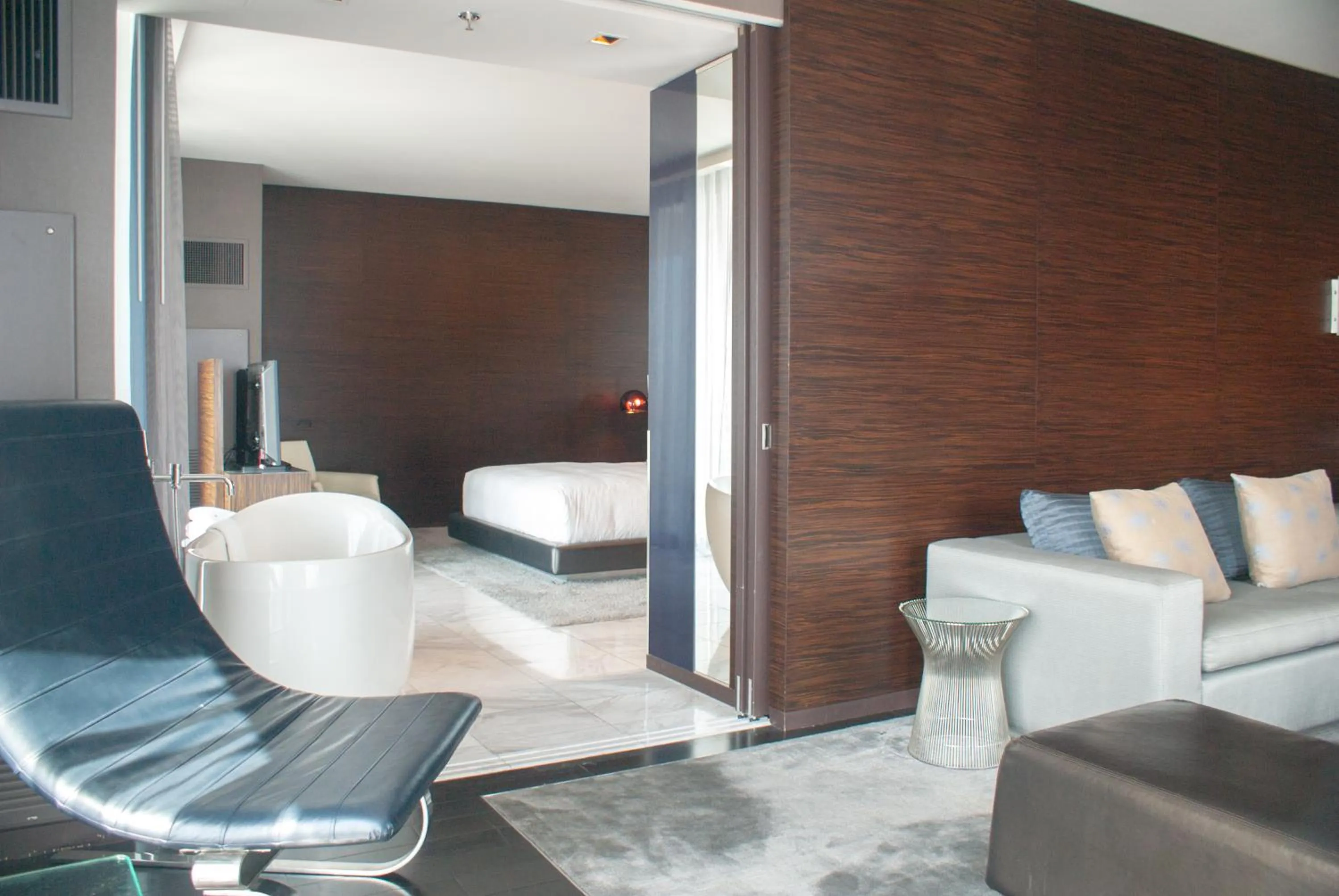 Living room, Bed in Palms Place Hotel and Spa