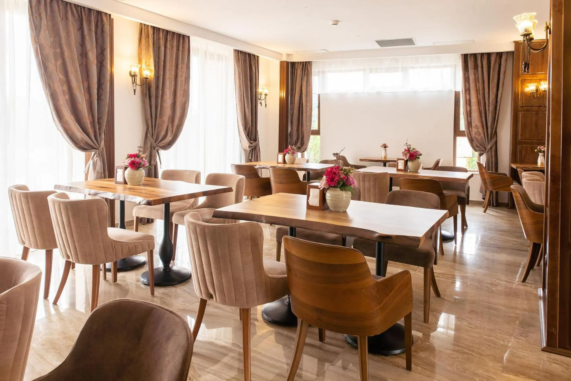 Restaurant/places to eat in RED CONFORT HOTEL Boutique
