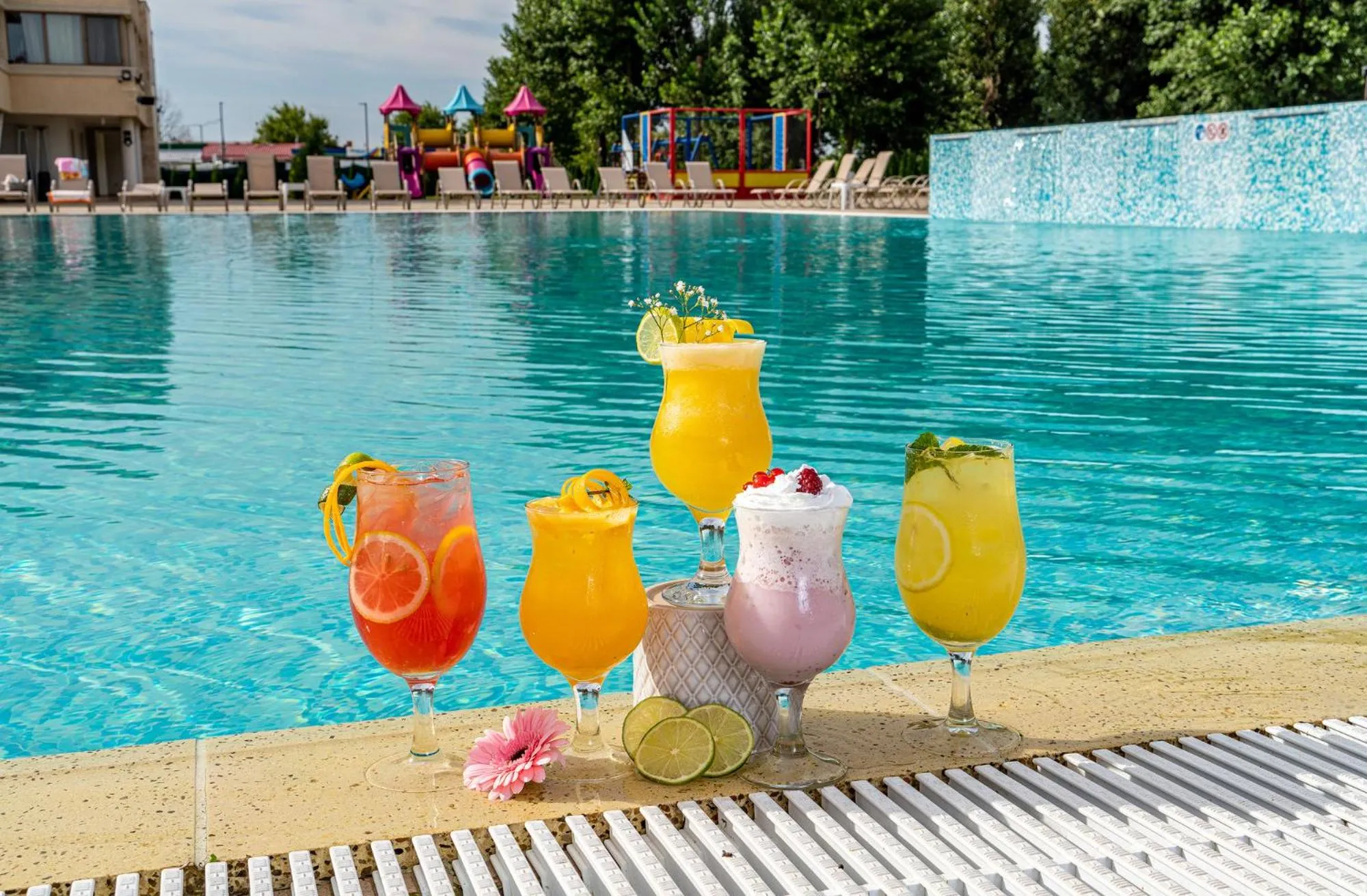 Swimming pool in RED CONFORT HOTEL Boutique