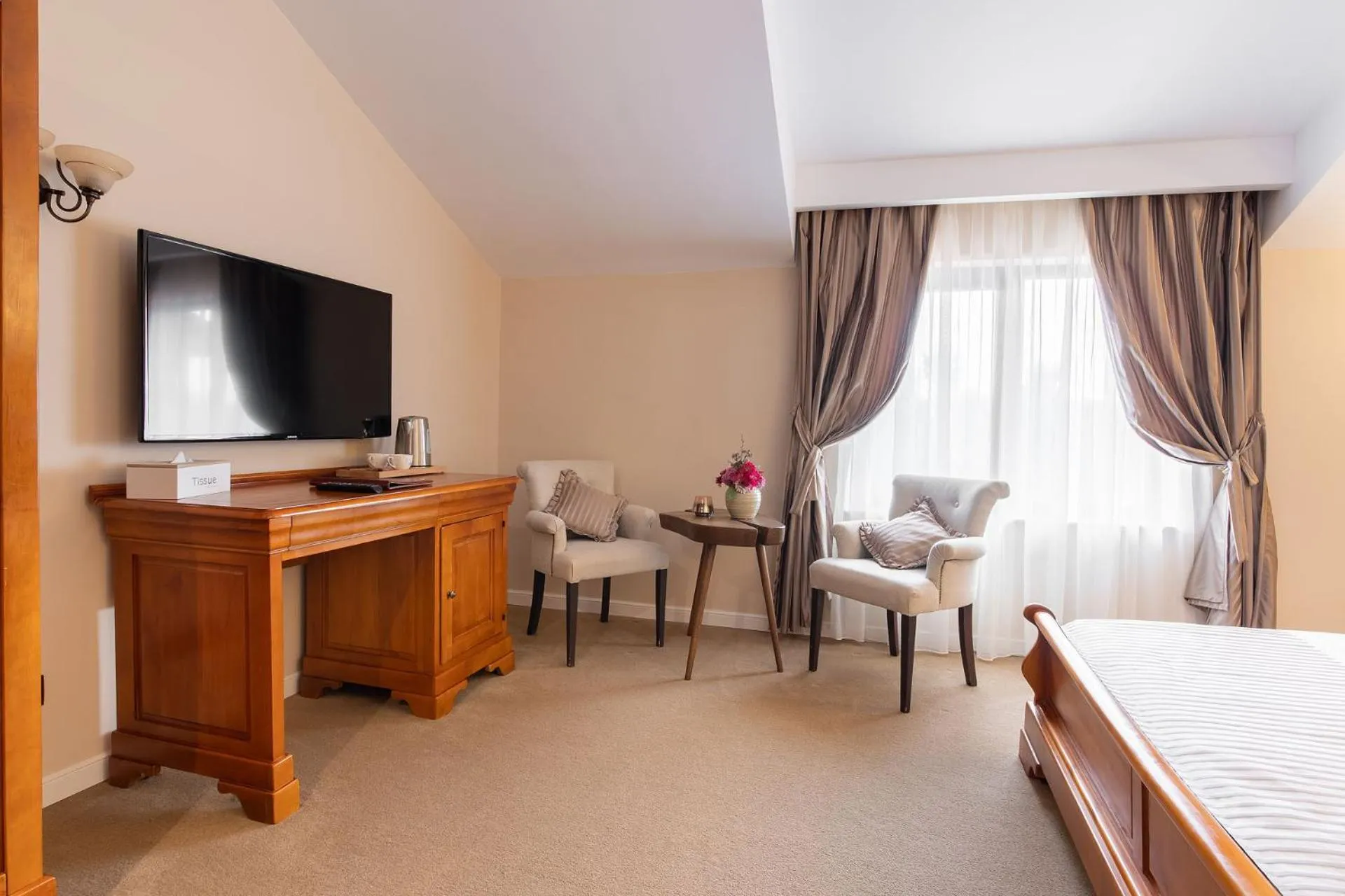 TV and multimedia, Bed in RED CONFORT HOTEL Boutique