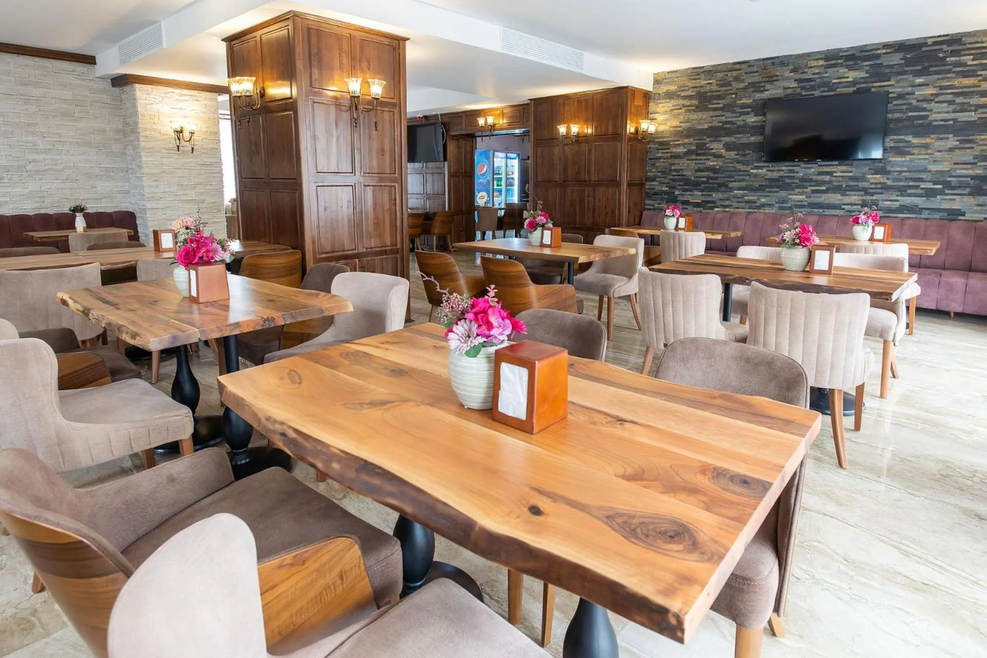 Restaurant/places to eat in RED CONFORT HOTEL Boutique