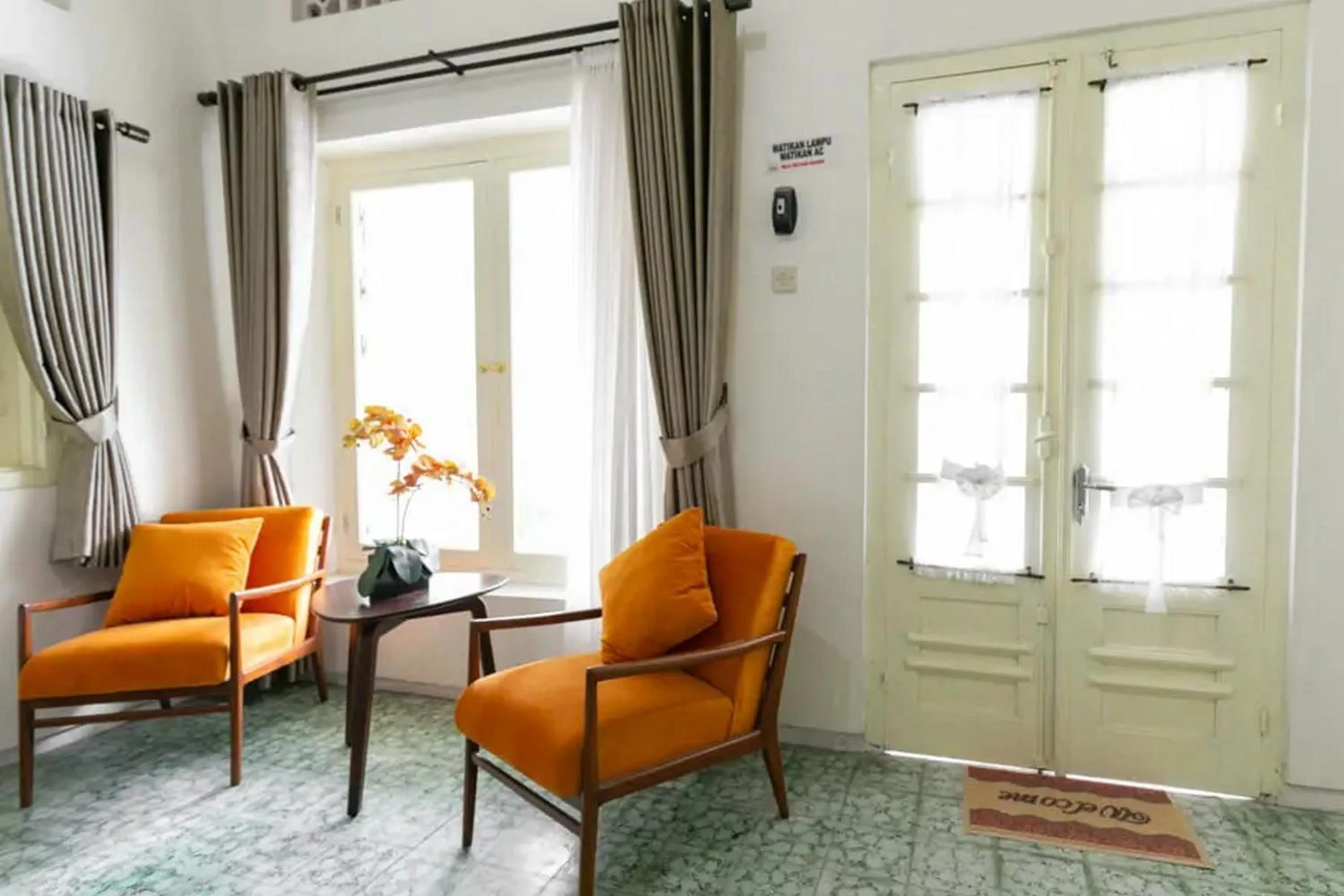 Seating area in RedDoorz Syariah near Titik Nol Yogyakarta