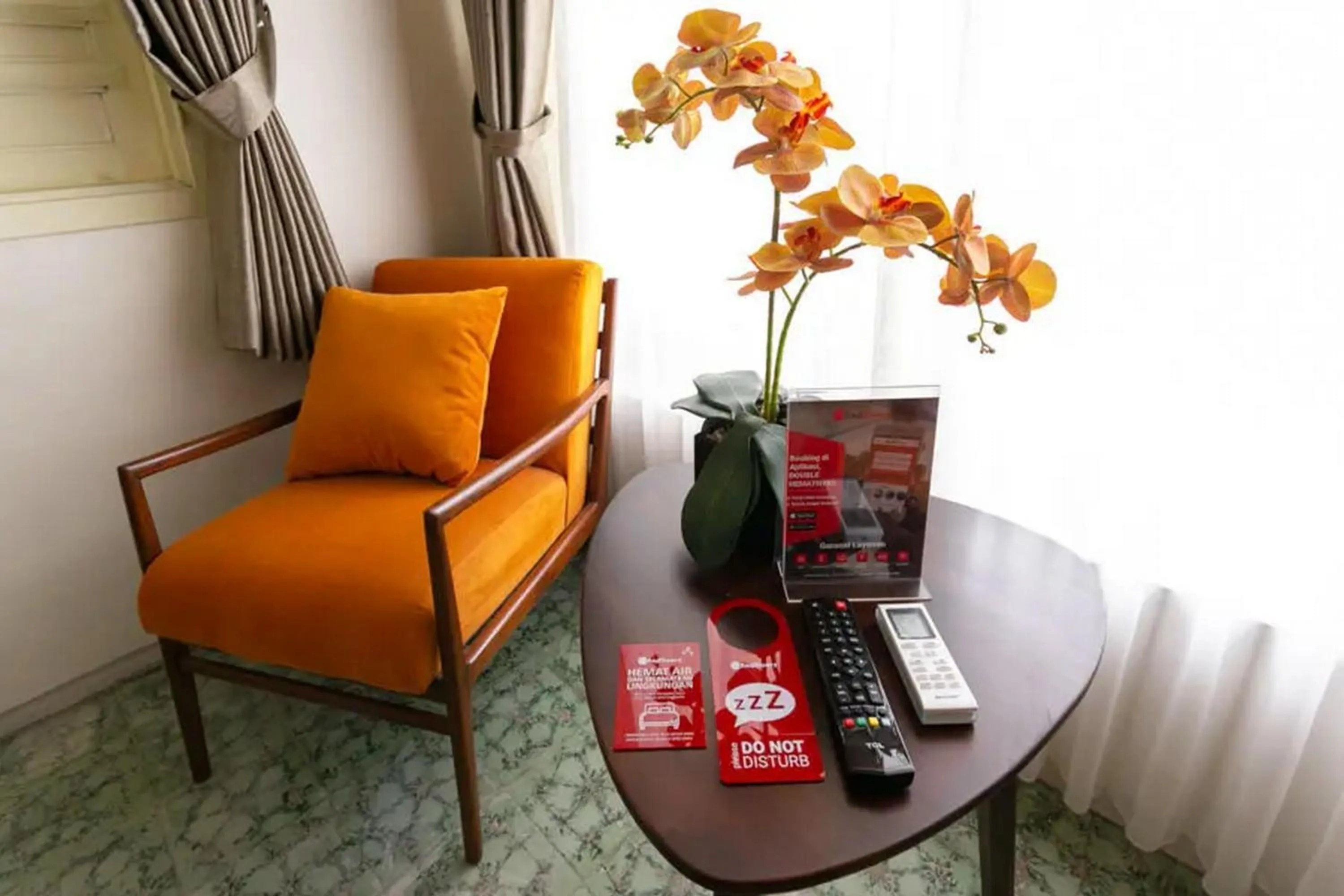 Seating area in RedDoorz Syariah near Titik Nol Yogyakarta