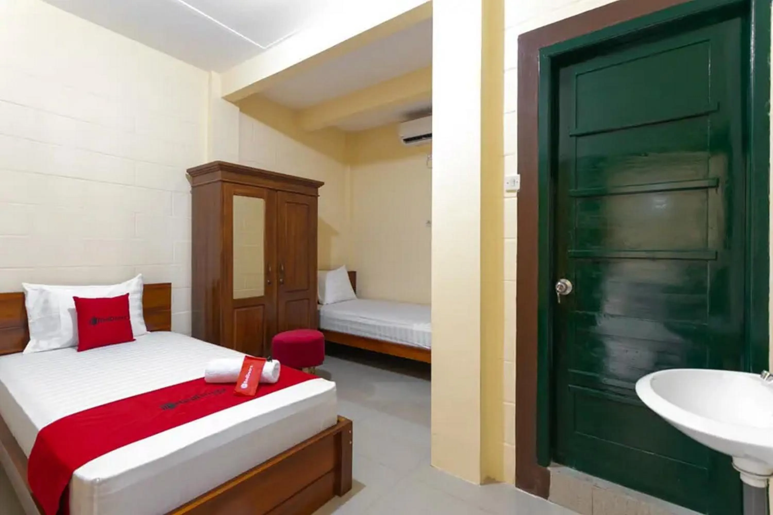 Bed in RedDoorz Syariah near Titik Nol Yogyakarta