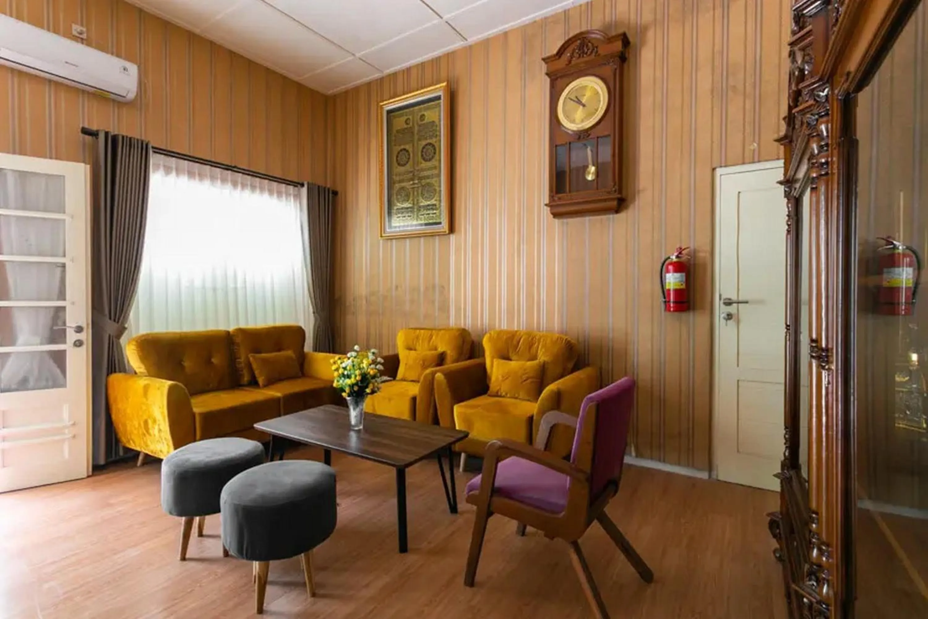 Living room in RedDoorz Syariah near Titik Nol Yogyakarta