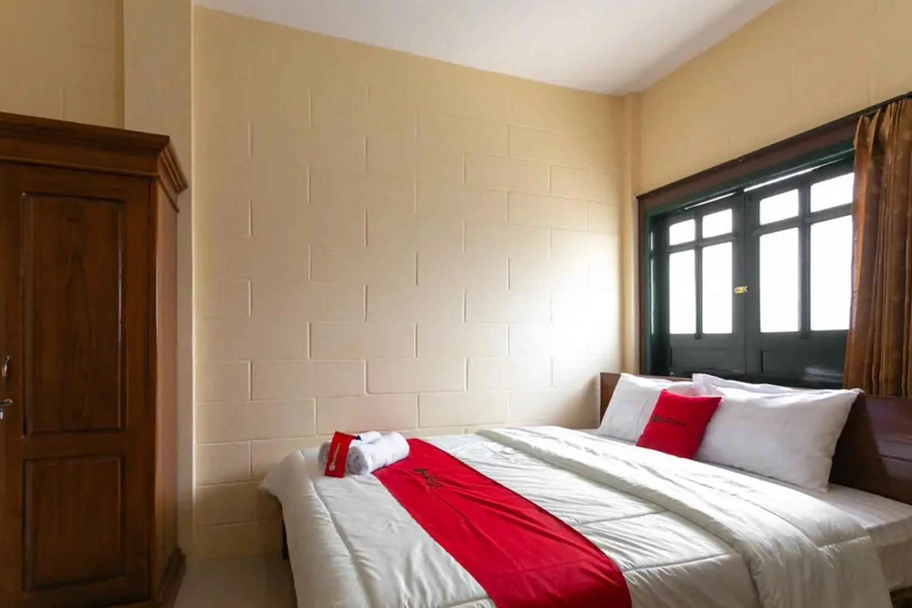 Bed in RedDoorz Syariah near Titik Nol Yogyakarta