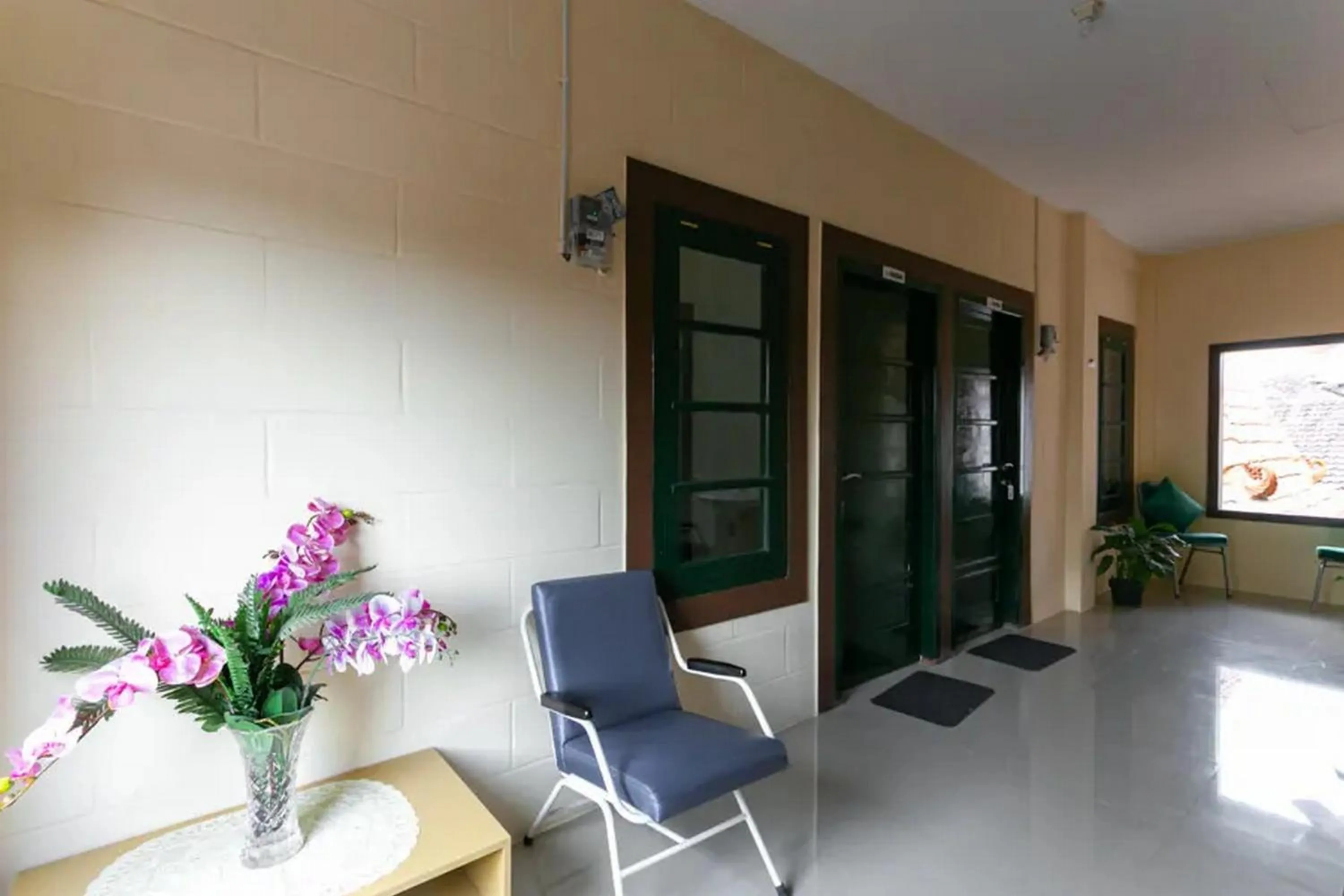 Seating area in RedDoorz Syariah near Titik Nol Yogyakarta