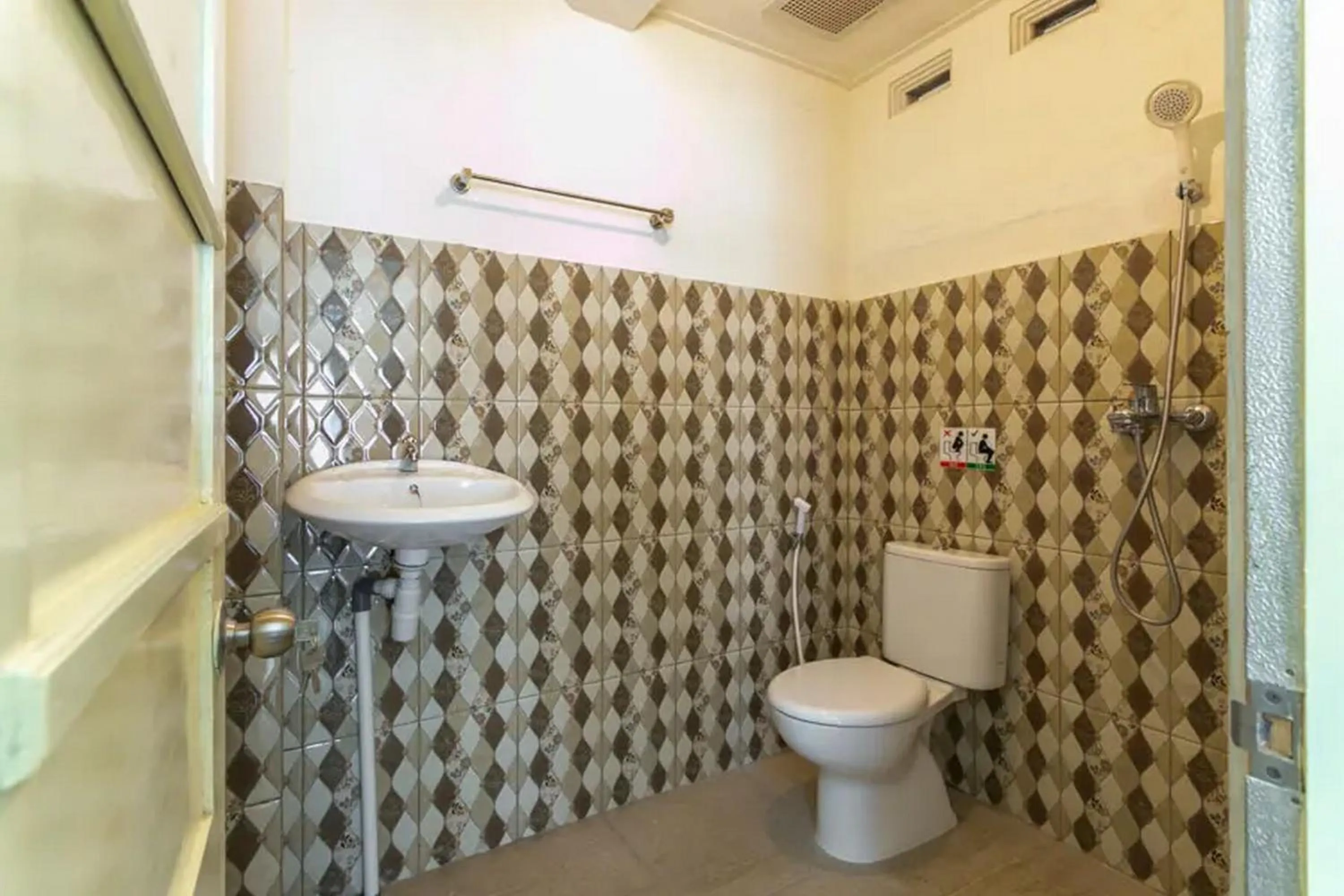 Bathroom in RedDoorz Syariah near Titik Nol Yogyakarta