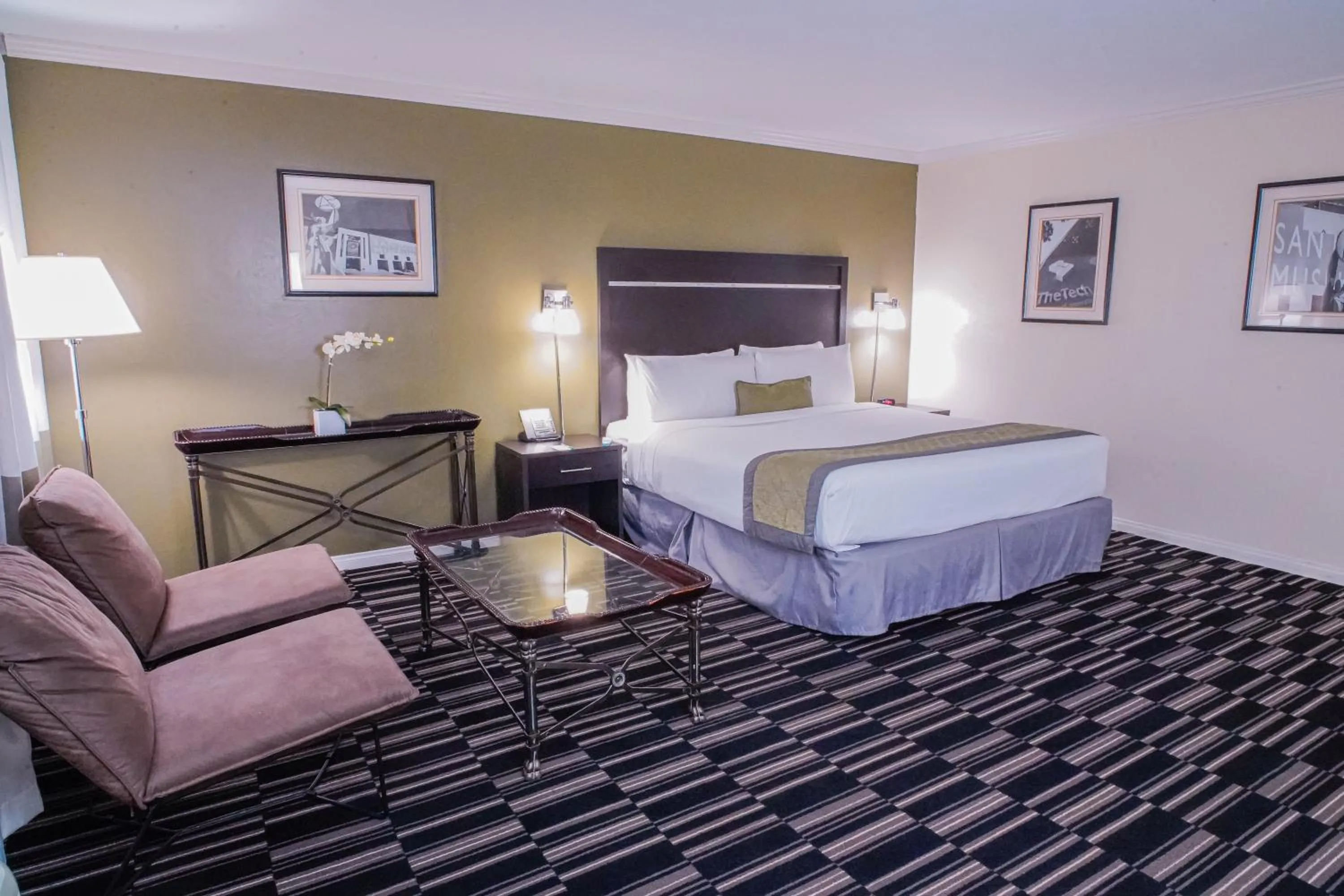 Seating area, Bed in Uptown Oasis San Jose Airport & Silicon Valley