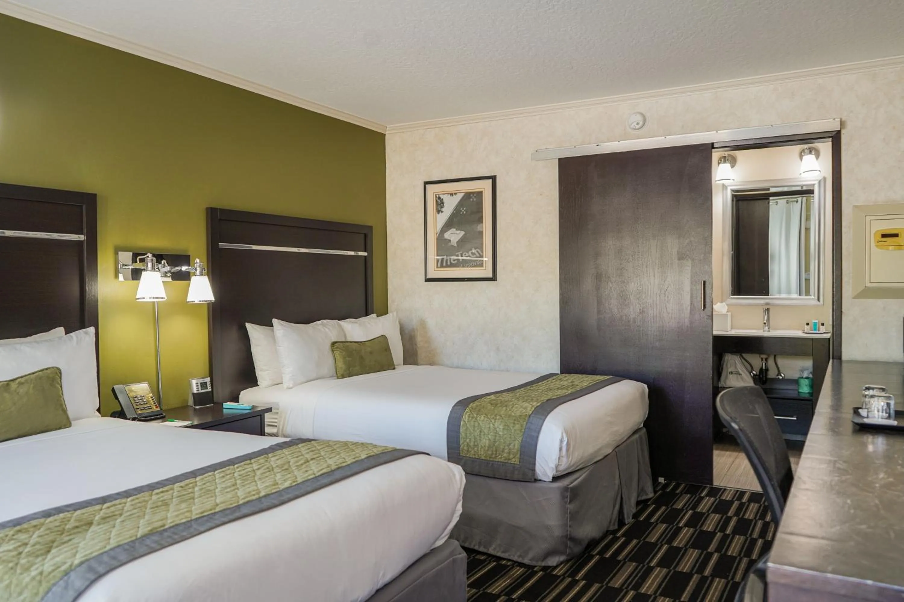 Bed in Uptown Oasis San Jose Airport & Silicon Valley