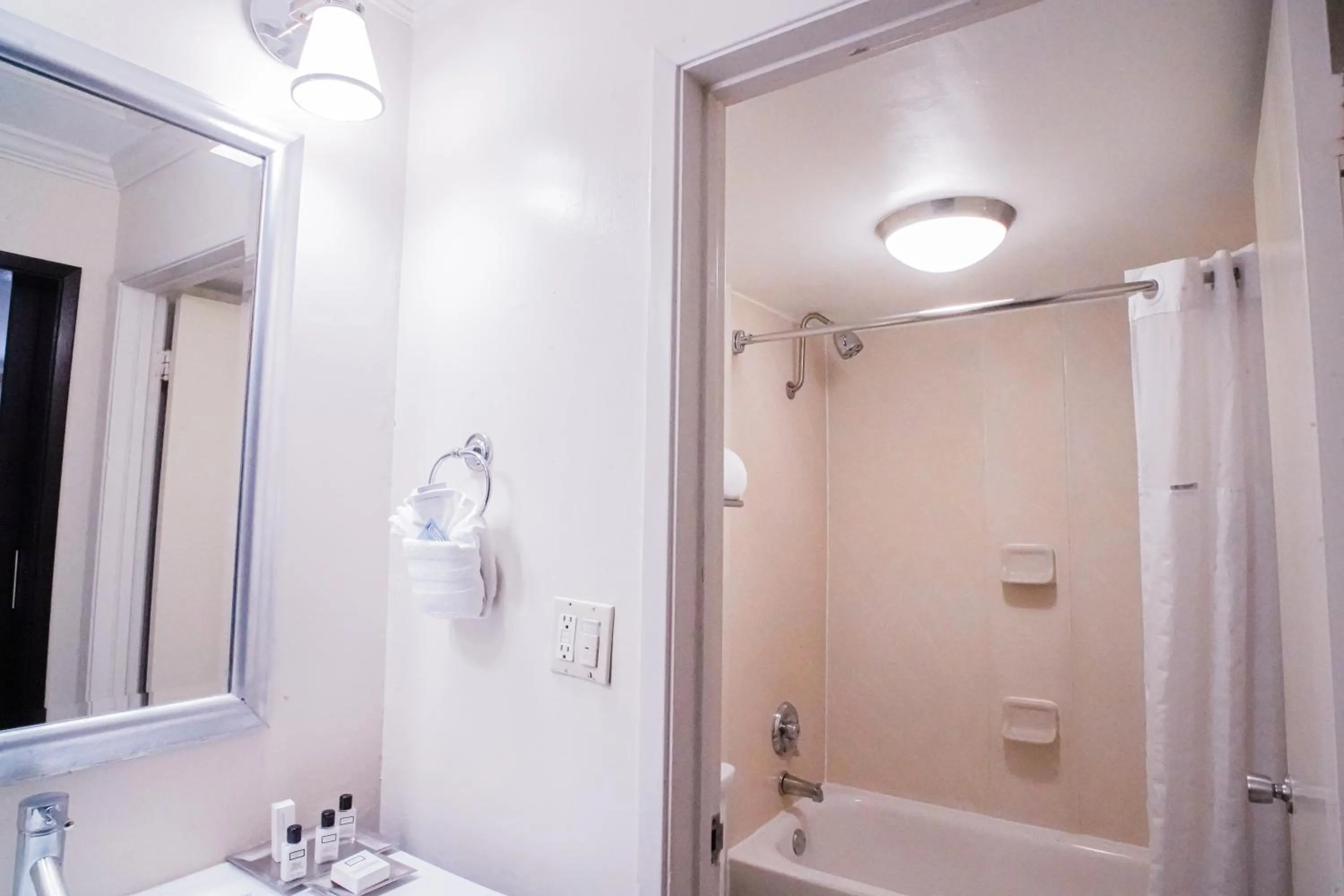 Shower in Uptown Oasis San Jose Airport & Silicon Valley