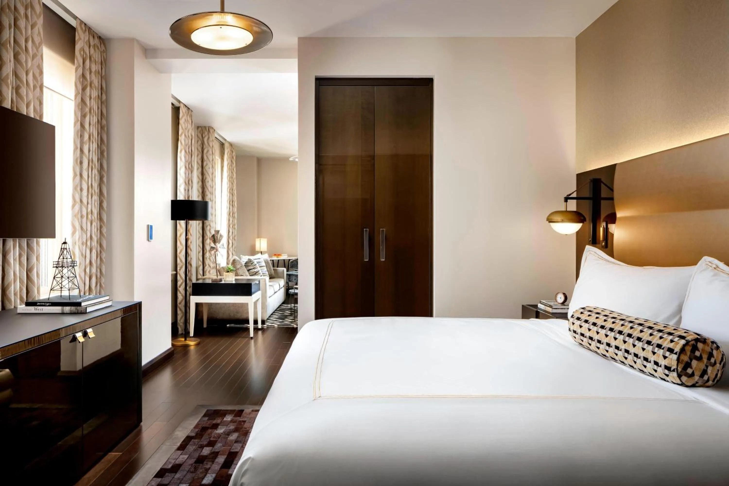 Photo of the whole room, Bed in The Sinclair, Autograph Collection