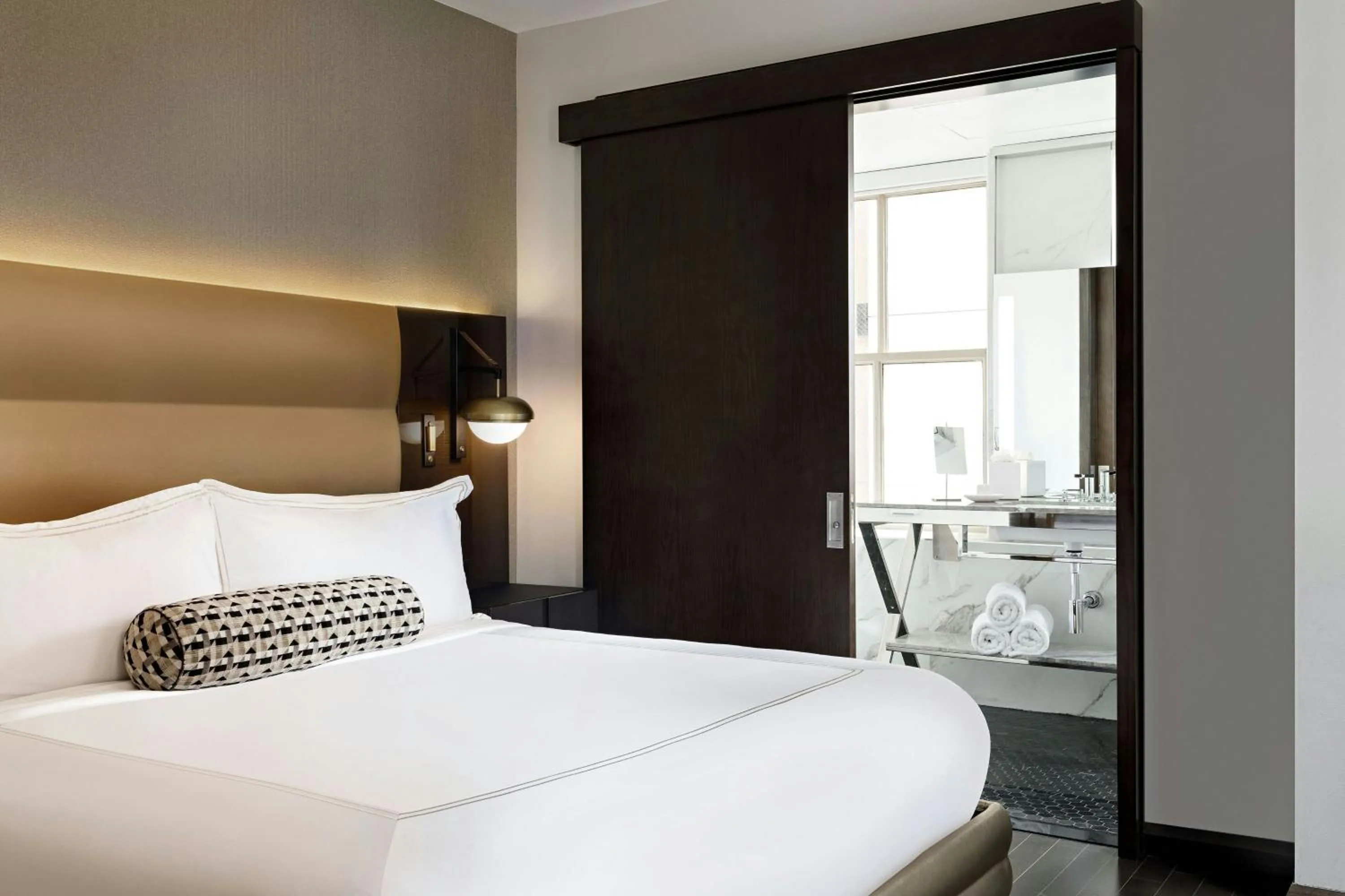 Bathroom, Bed in The Sinclair, Autograph Collection