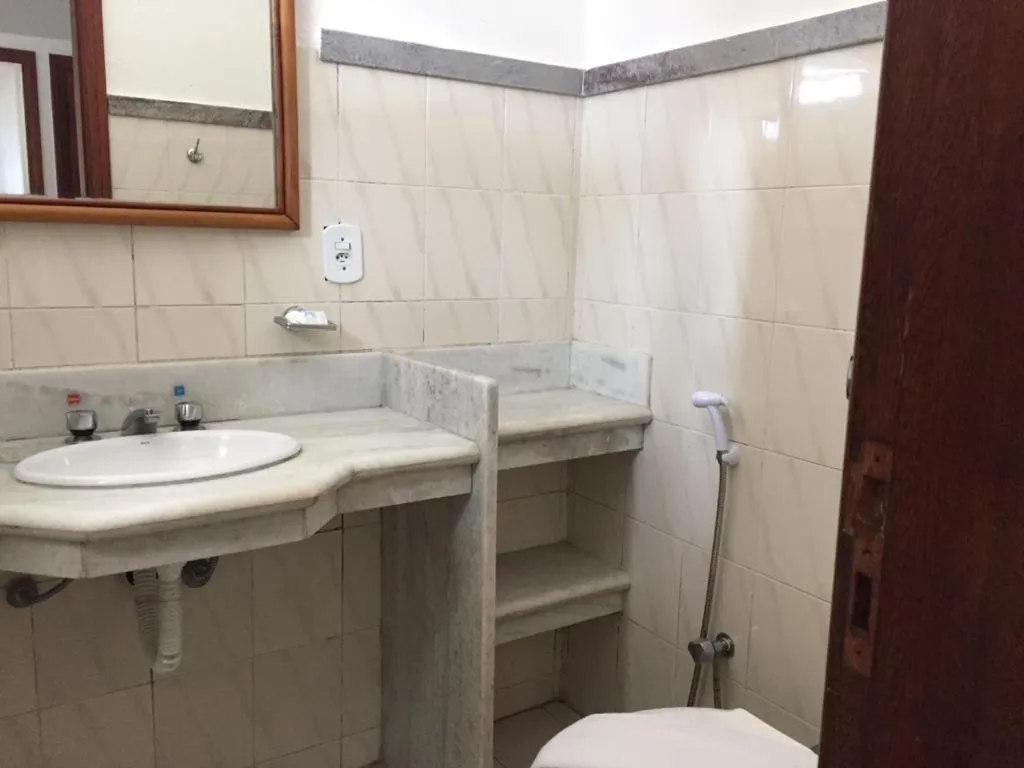 Toilet in Eden Praia Hotel