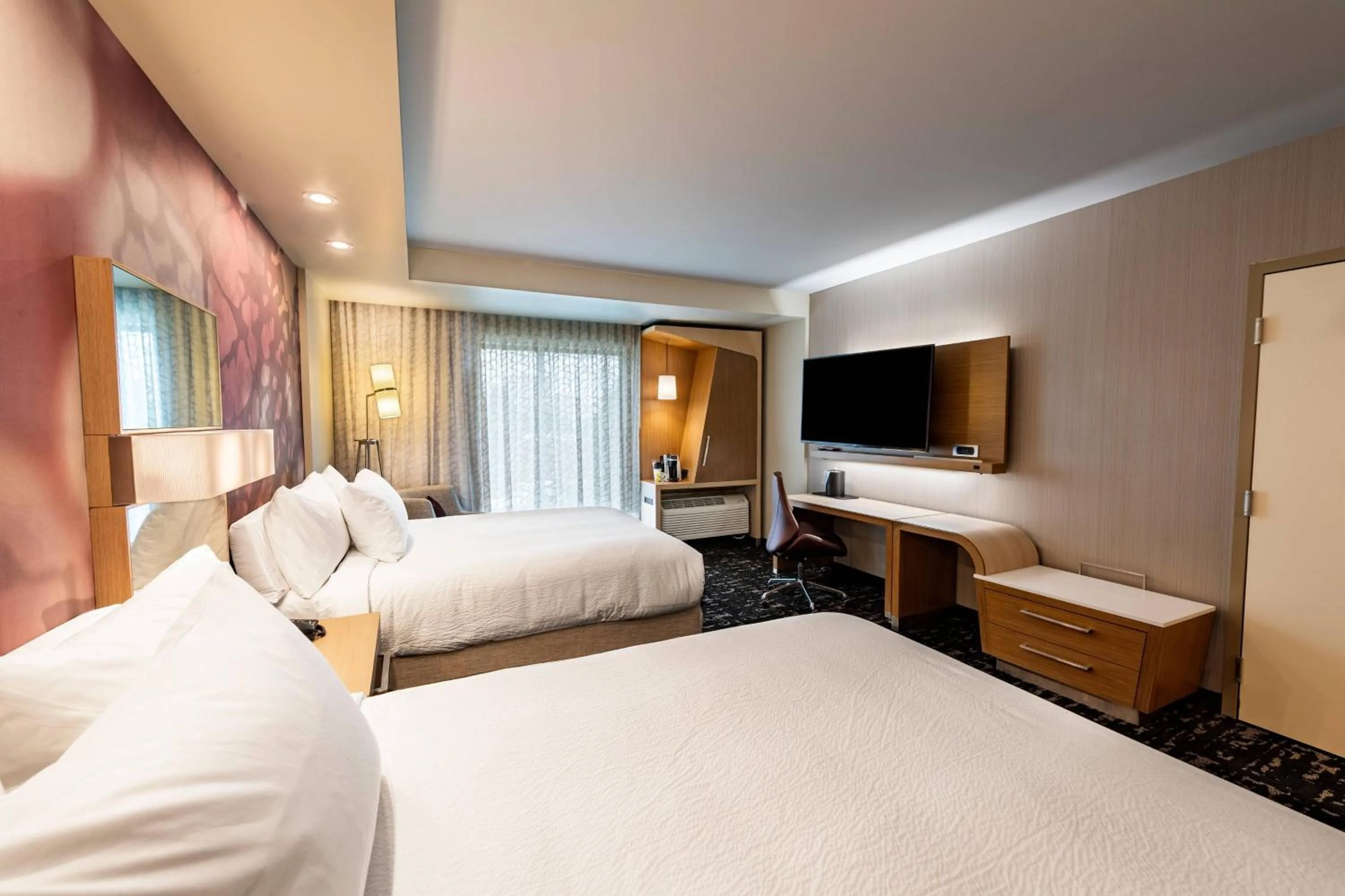 Photo of the whole room, Bed in Courtyard Winston-Salem Downtown