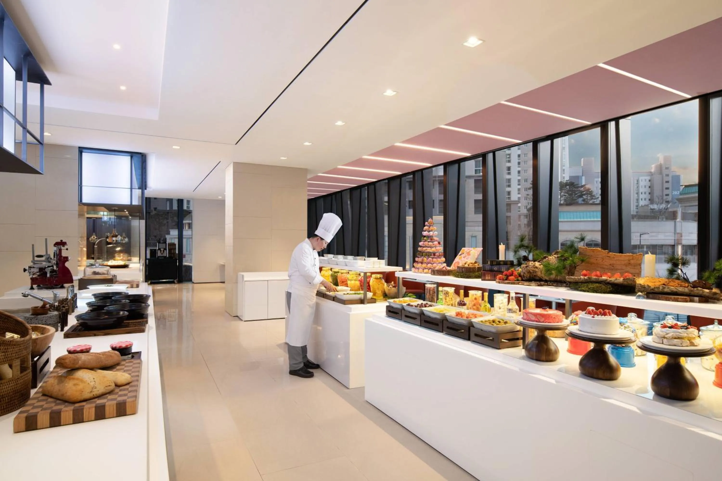 Kitchen or kitchenette in Courtyard by Marriott Suwon