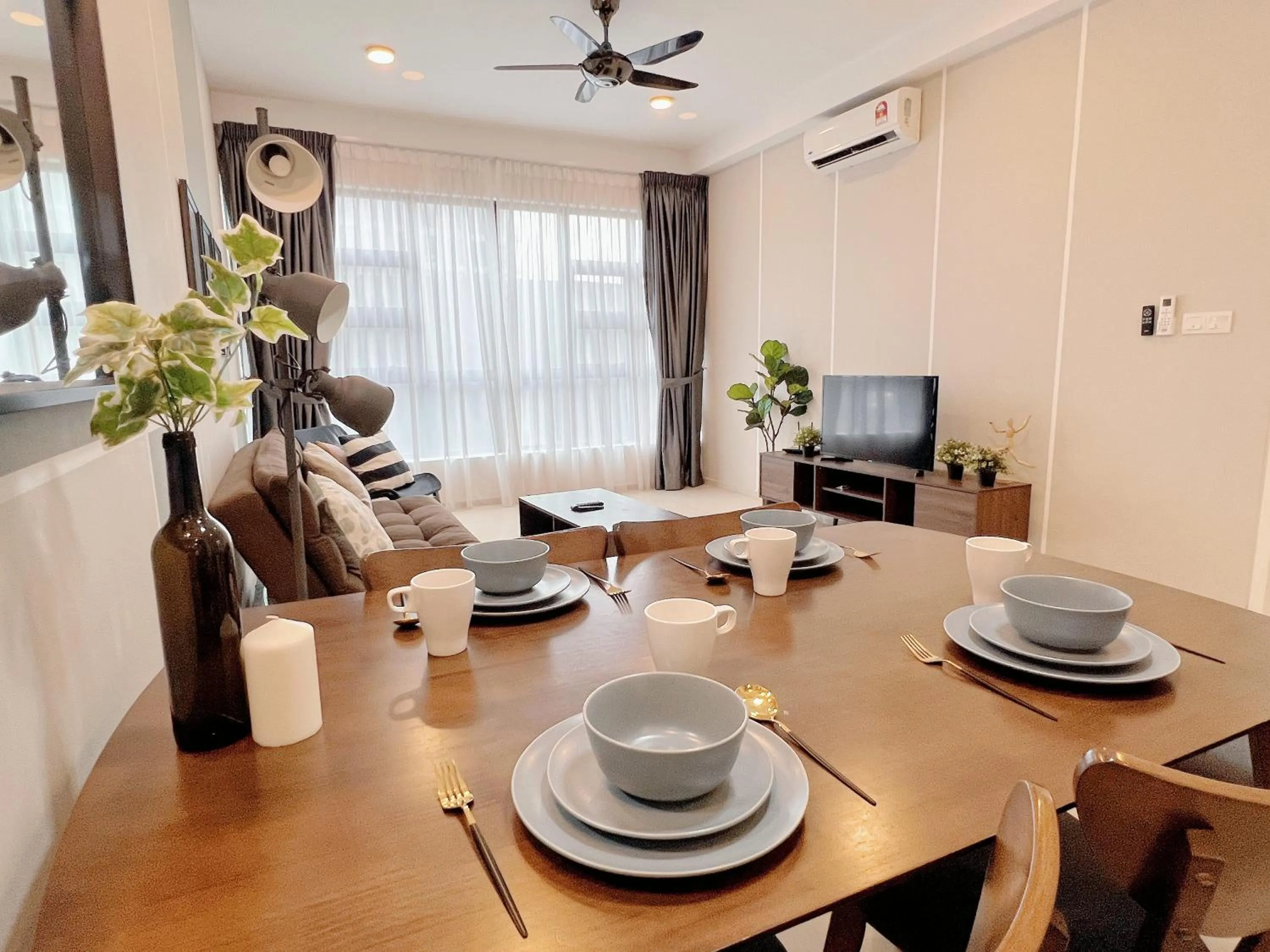 Dining area in Ekocheras Suite by MOKA at CHERAS