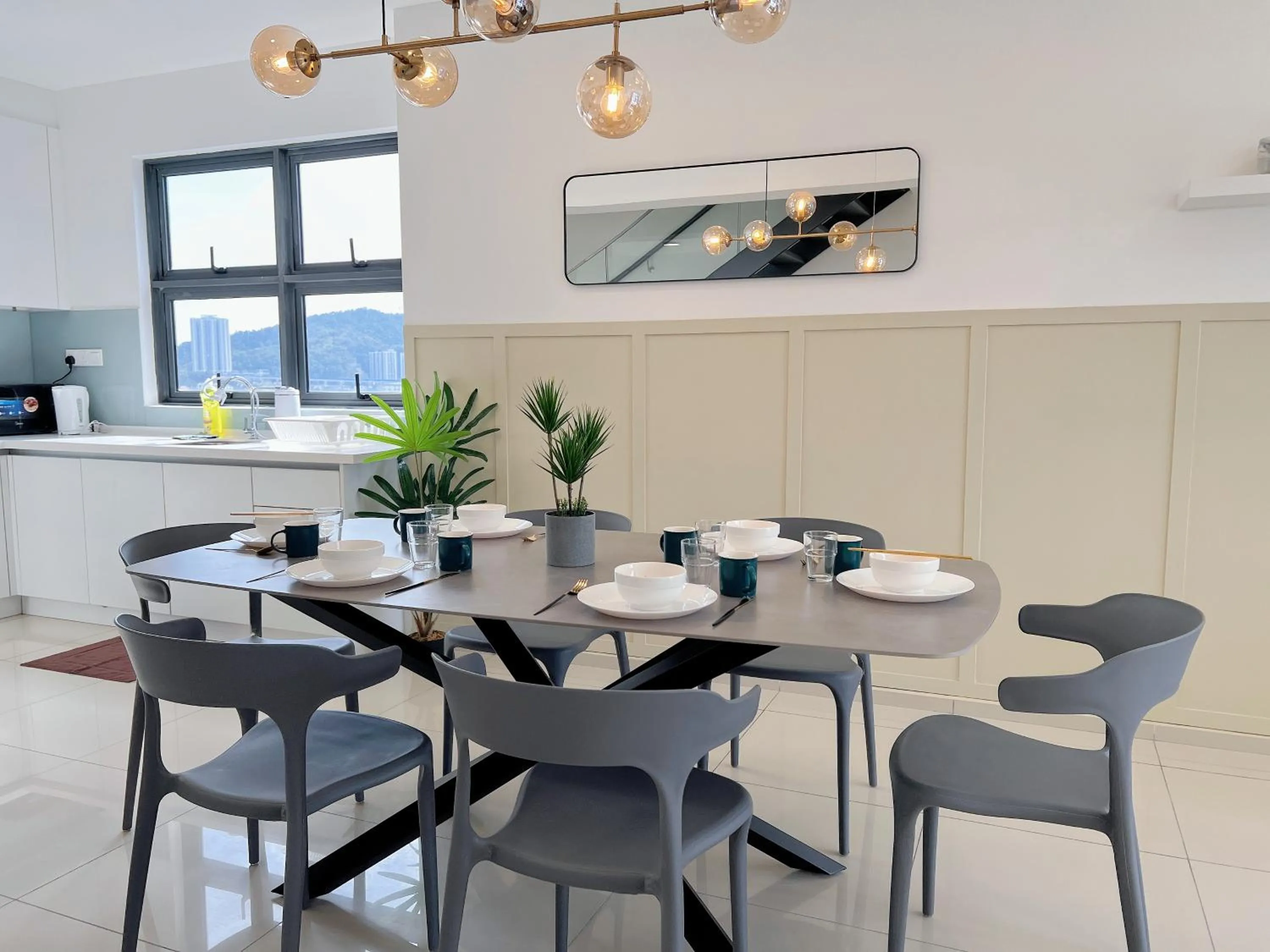 Dining area in Ekocheras Suite by MOKA at CHERAS