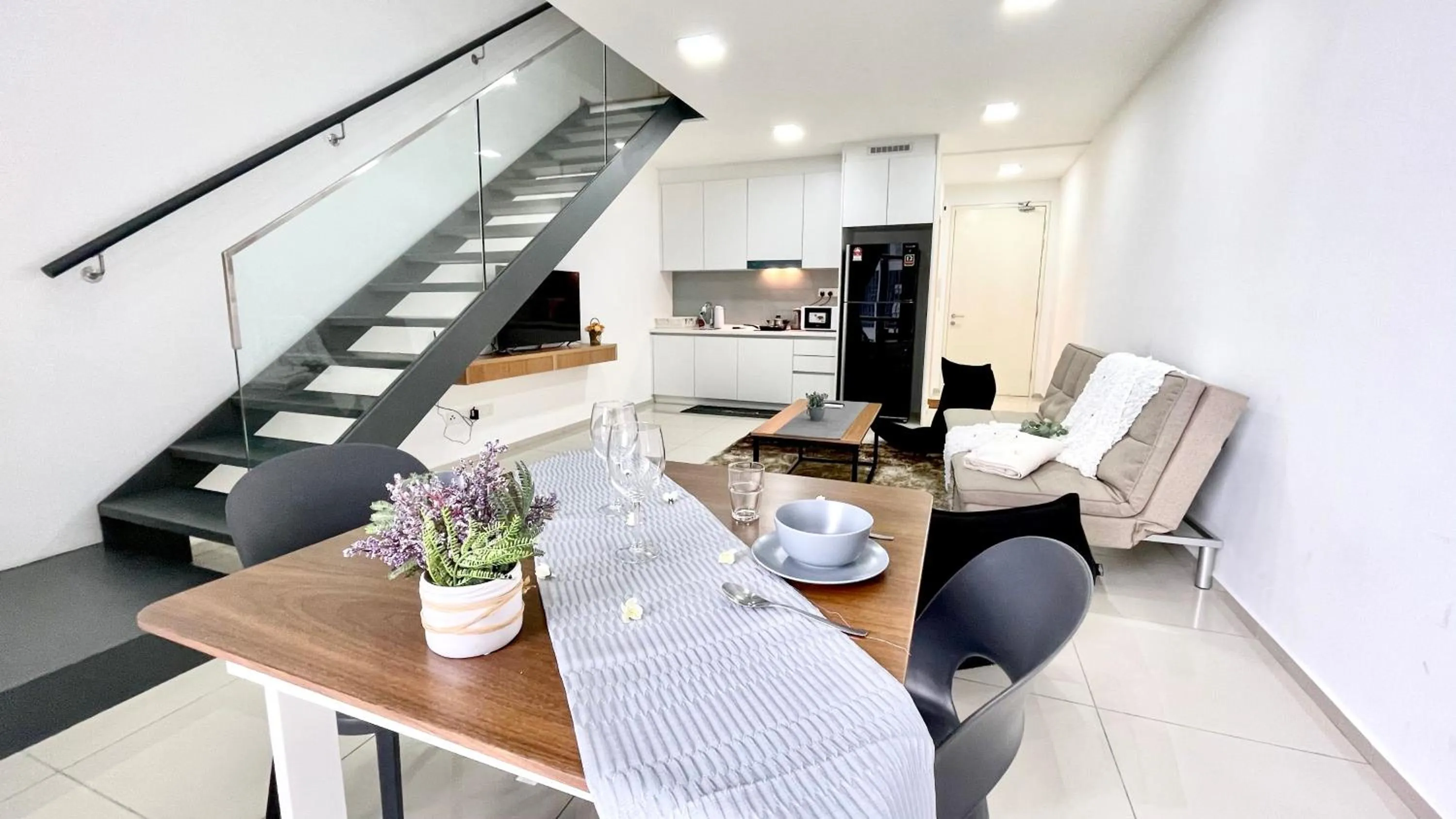 Living room in Ekocheras Suite by MOKA at CHERAS