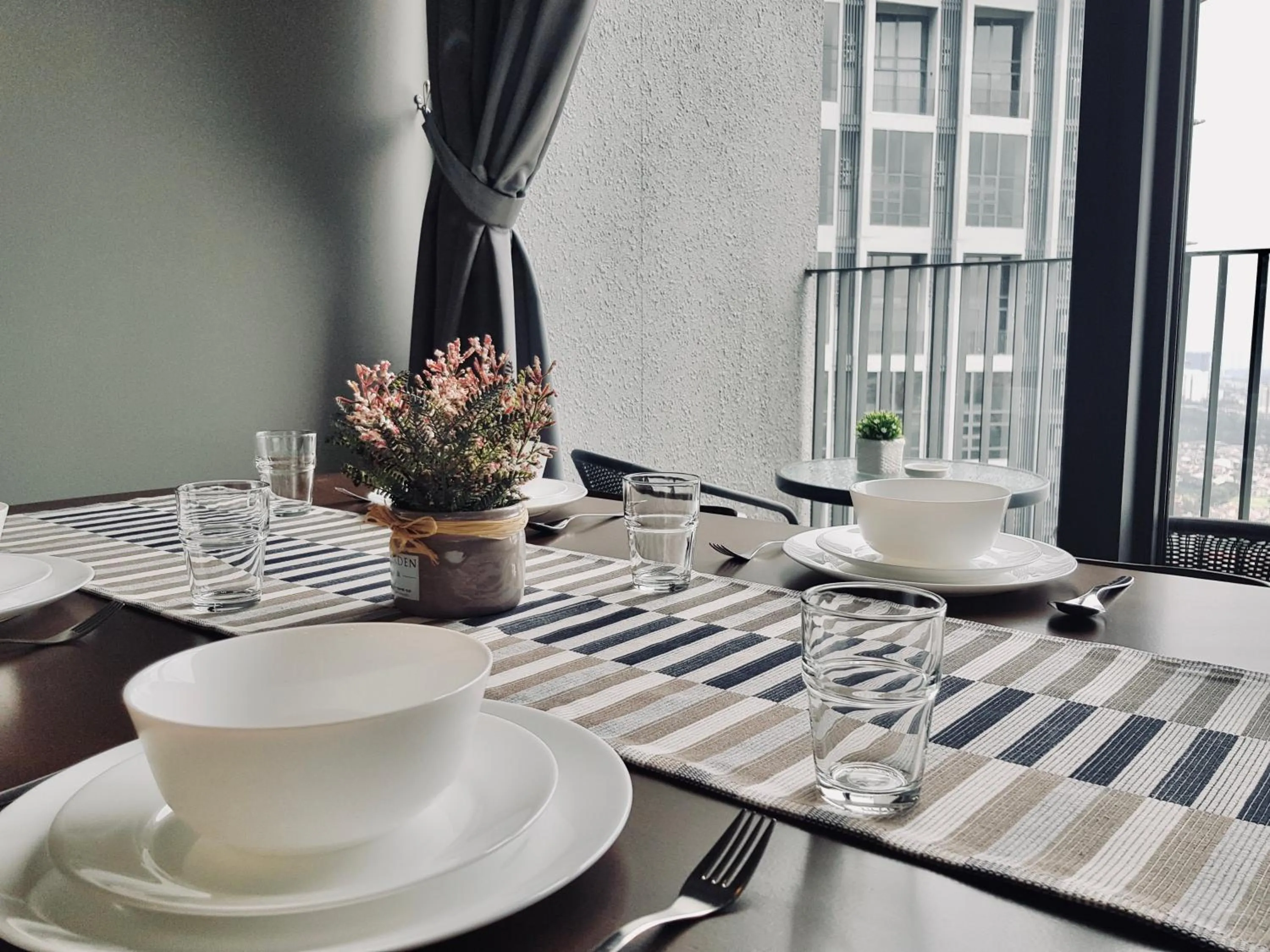 Dining area in Ekocheras Suite by MOKA at CHERAS